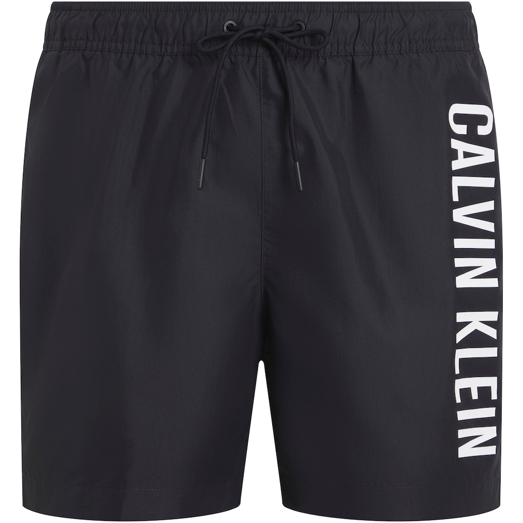 Calvin Klein Swimwear Badeshorts »MEDIUM DRAWSTRING«, mit kontrastfarbenem Logo-Schrifztug am Bein