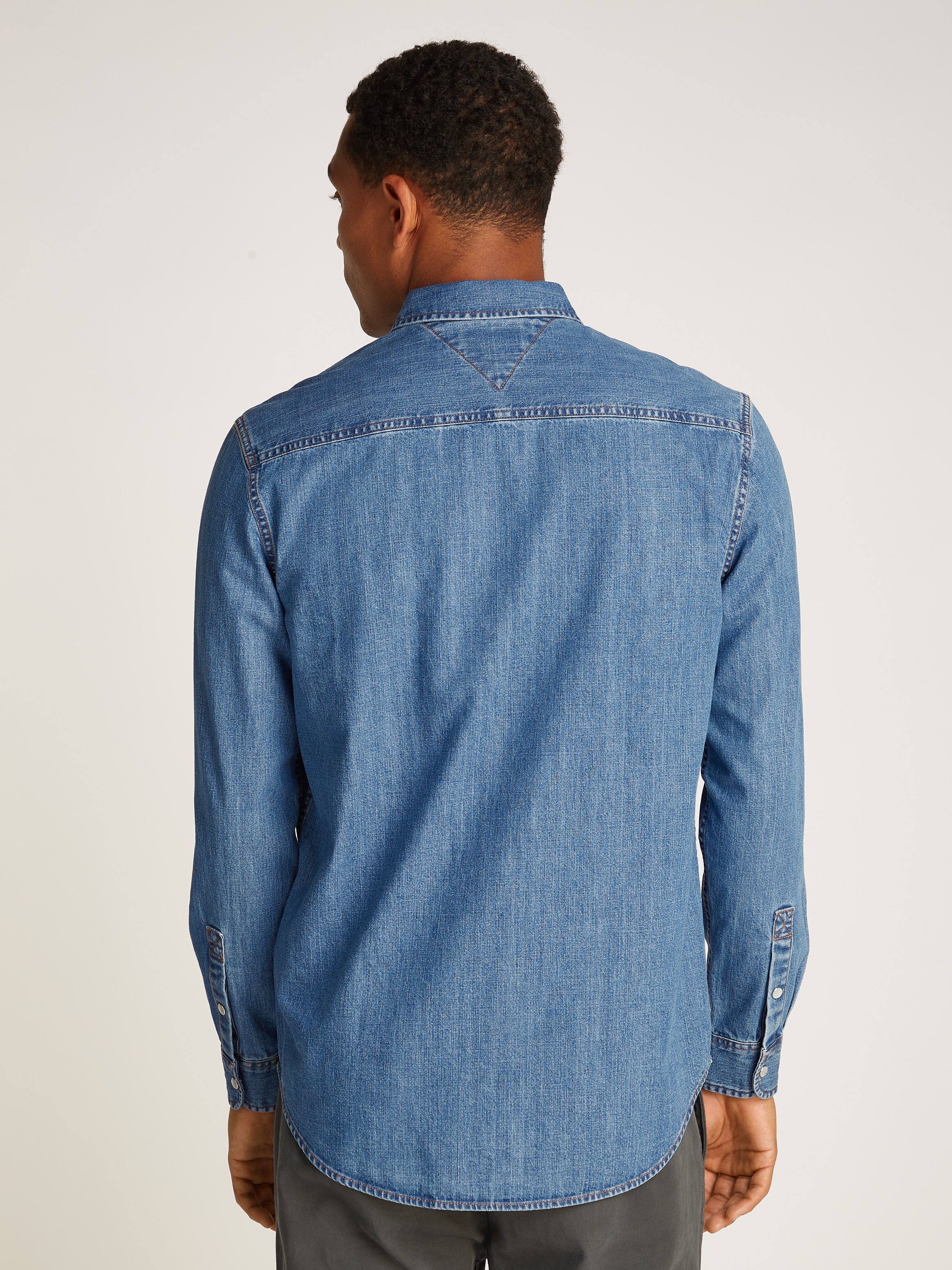 Tommy Jeans Jeanshemd »RGLR FIT SHIRT MID BLUE«, in blauer Waschung