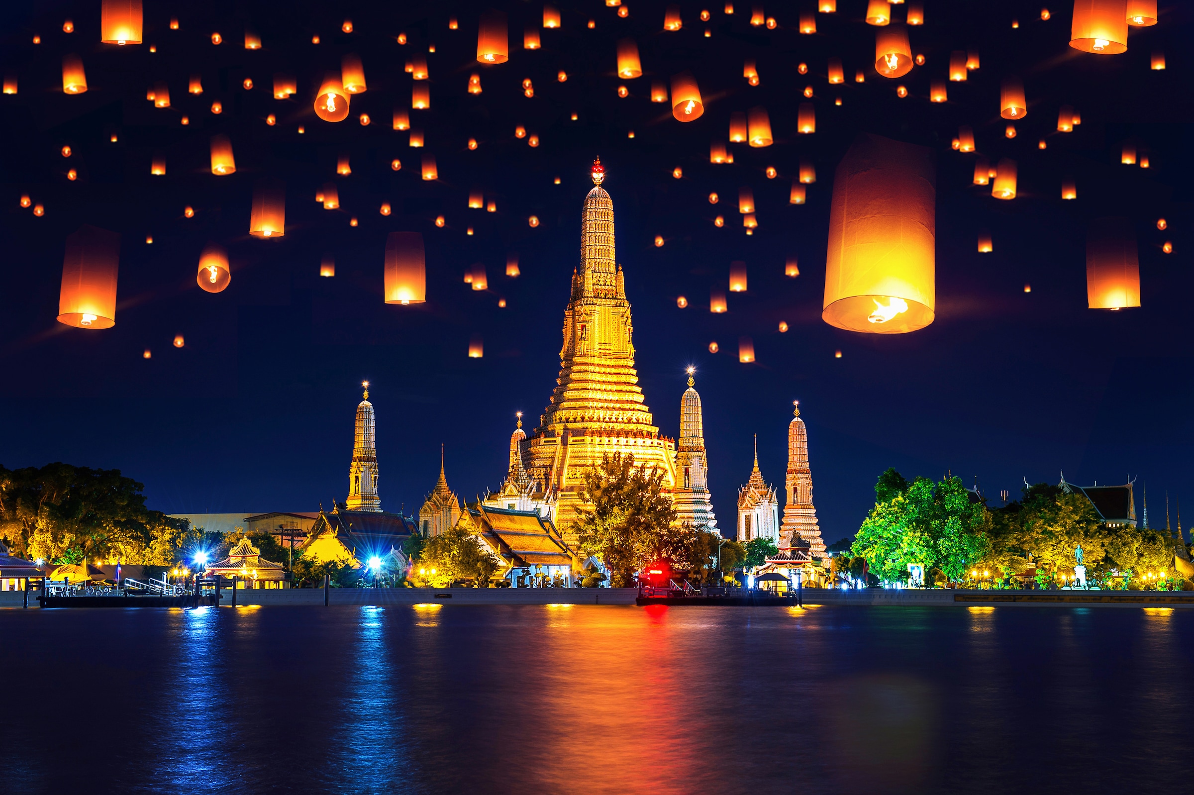 Fototapete »WAT ARUN-TEMPEL DER MORGENRÖTE BANGKOK THAILAND LATERNE«