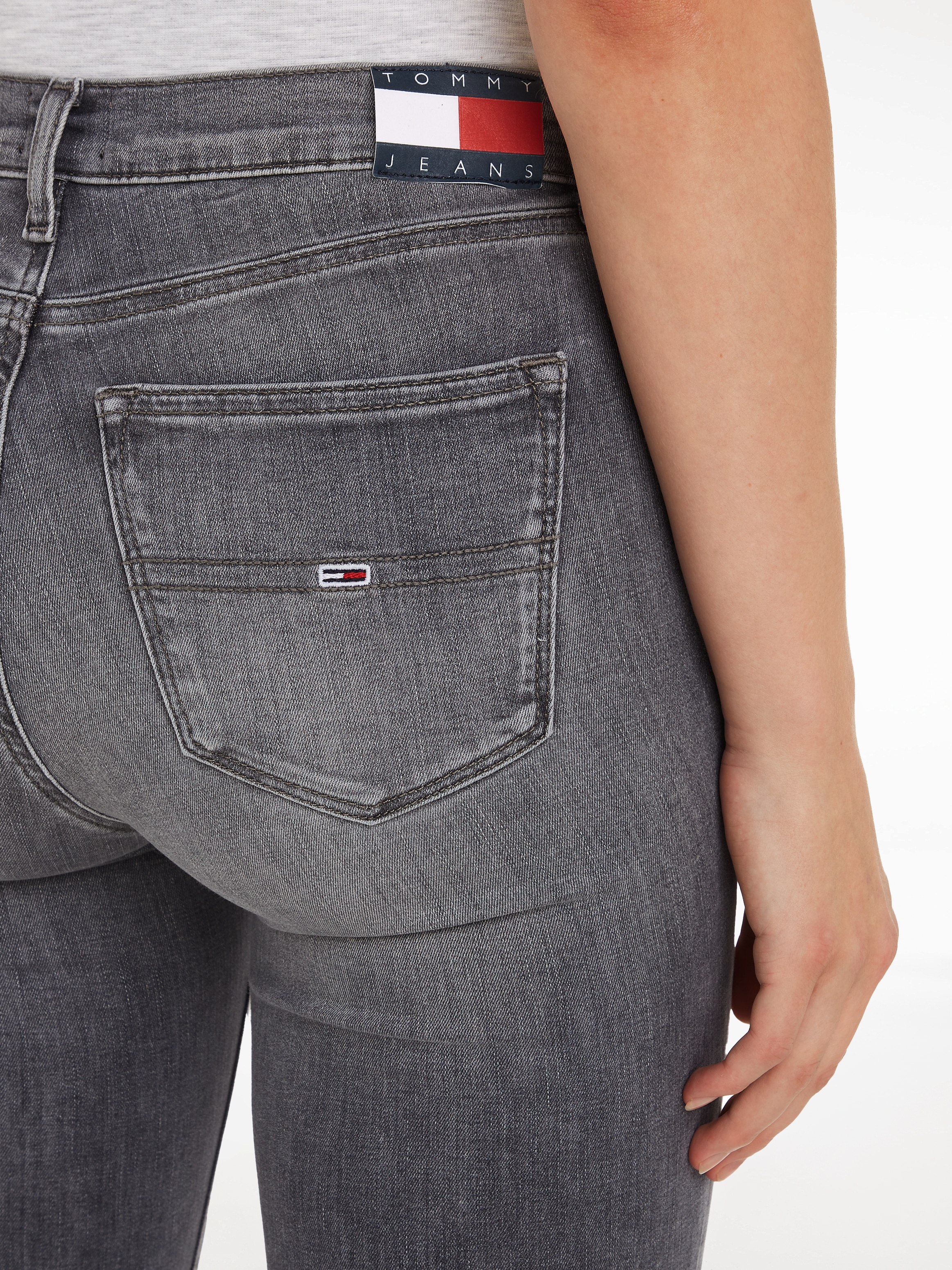 Tommy Jeans Skinny-fit-Jeans »Nora Mid Rise Skinny Fit«, mit Waschung, Logo-Badge