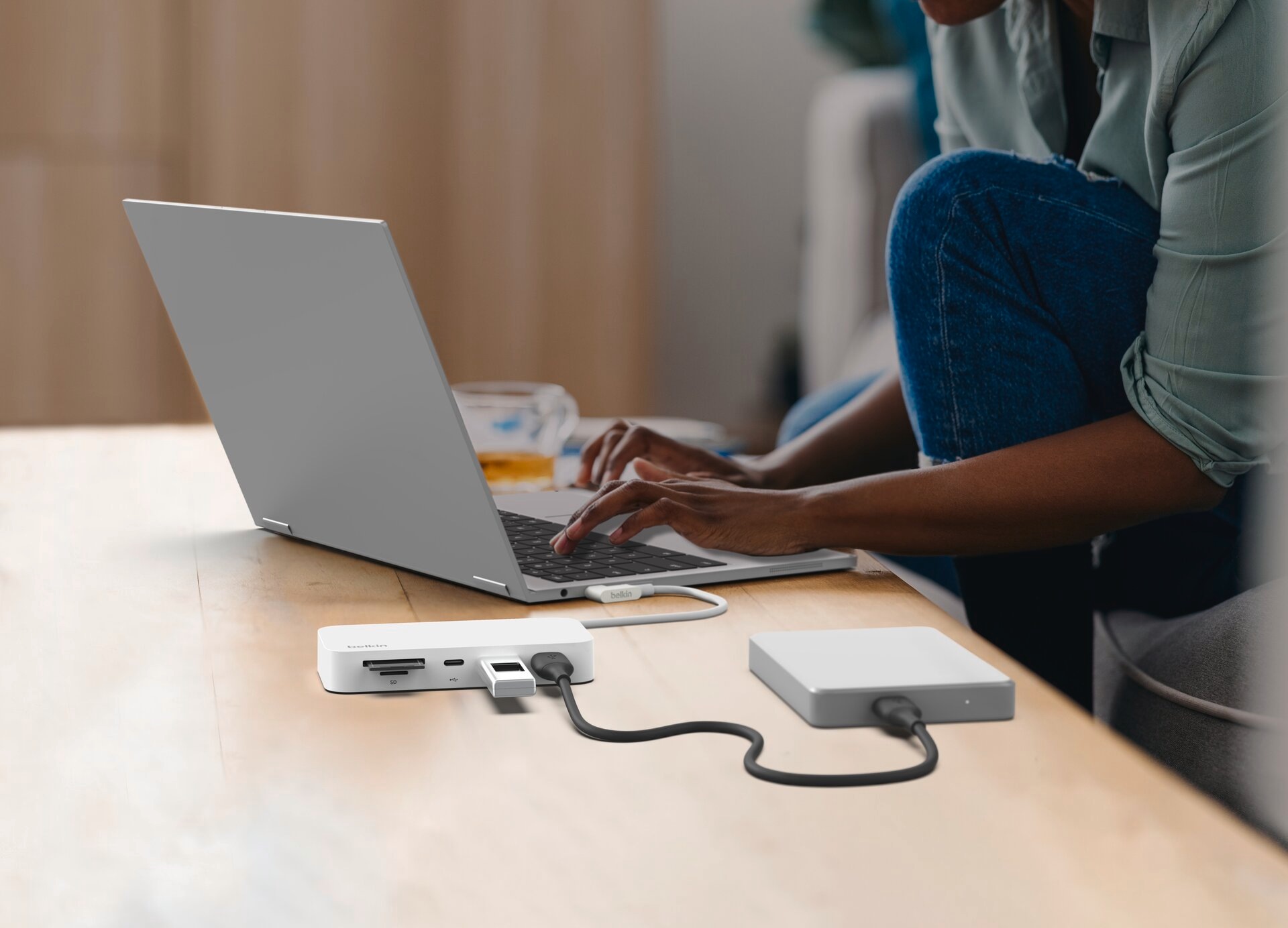 Belkin Laptop-Dockingstation »CONNECT USB-C 6-in-1 Multiport-Hub mit Halter«