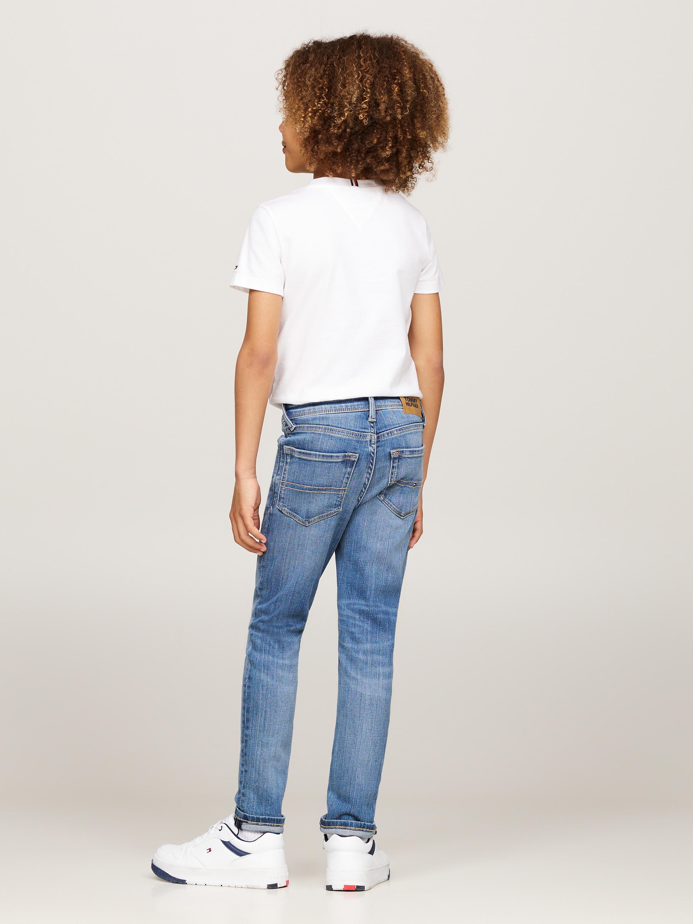 Tommy Hilfiger Skinny-fit-Jeans »SCANTON Y MID BLUE WASH DENIM«, Kinder bis 16 Jahre mit Logostickerei