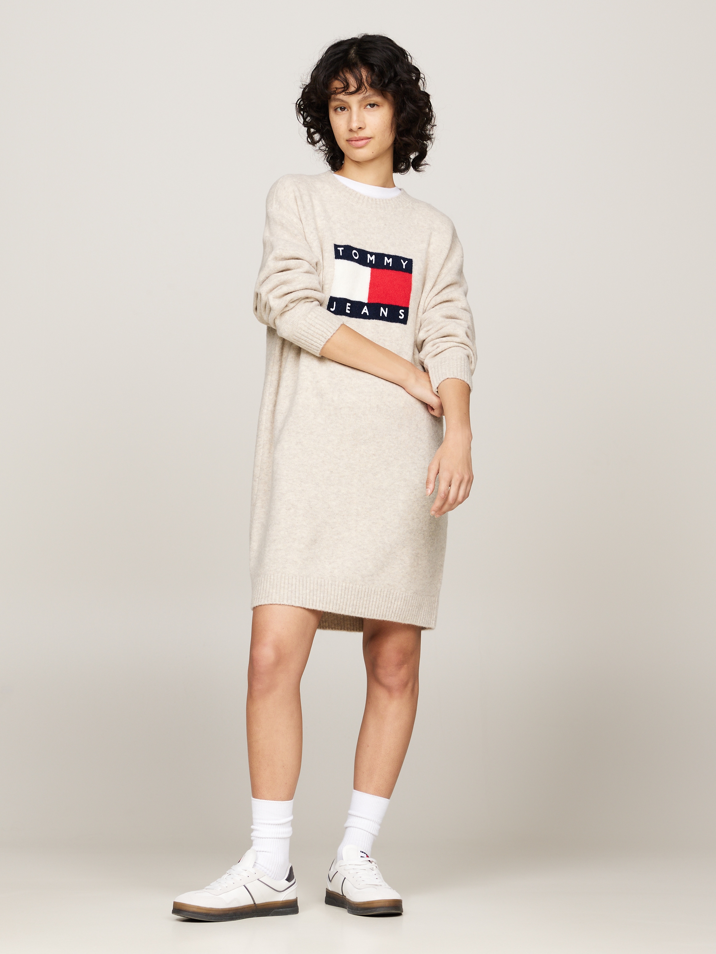 Strickkleid »TJW MLNGE FLAG SWEATER DRESS EXT«, mit Logo-Flag