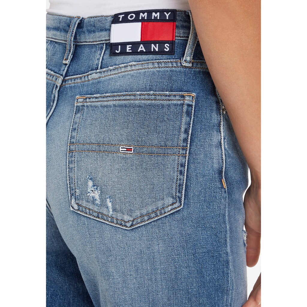 Tommy Jeans Mom-Jeans »MOM JEAN UHR TPRD AG8032«, mit Destroyed-Details & Tommy Jeans Flag-Stickerei