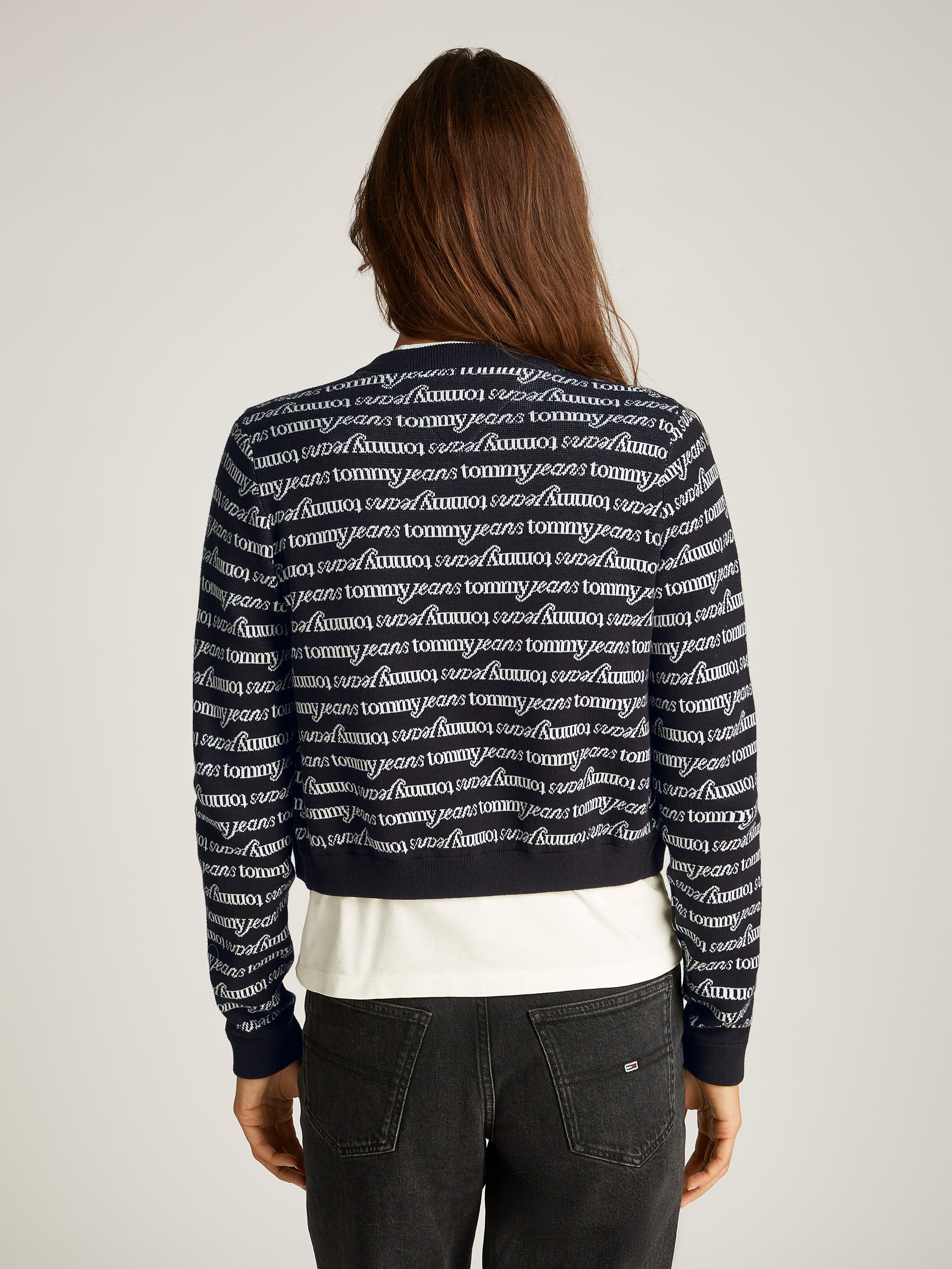 Tommy Jeans Strickjacke »TJW CRP SCRIPT AOP CARDIGAN«, mit Allover-Label-Muster