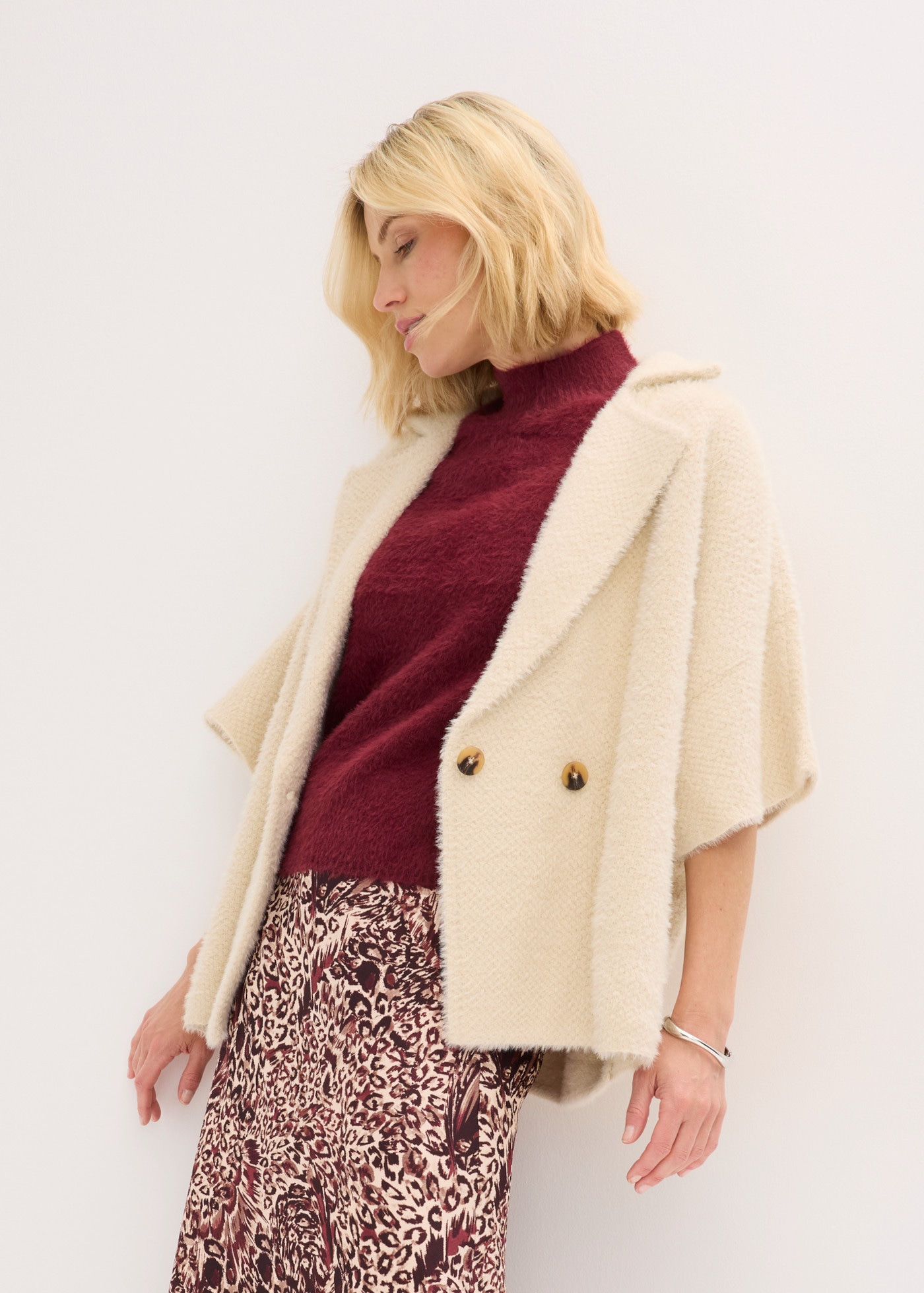 bonprix Strickpullover bequeme Passform, in Federgarn-Optik, mit Stehkragen, Halbarm