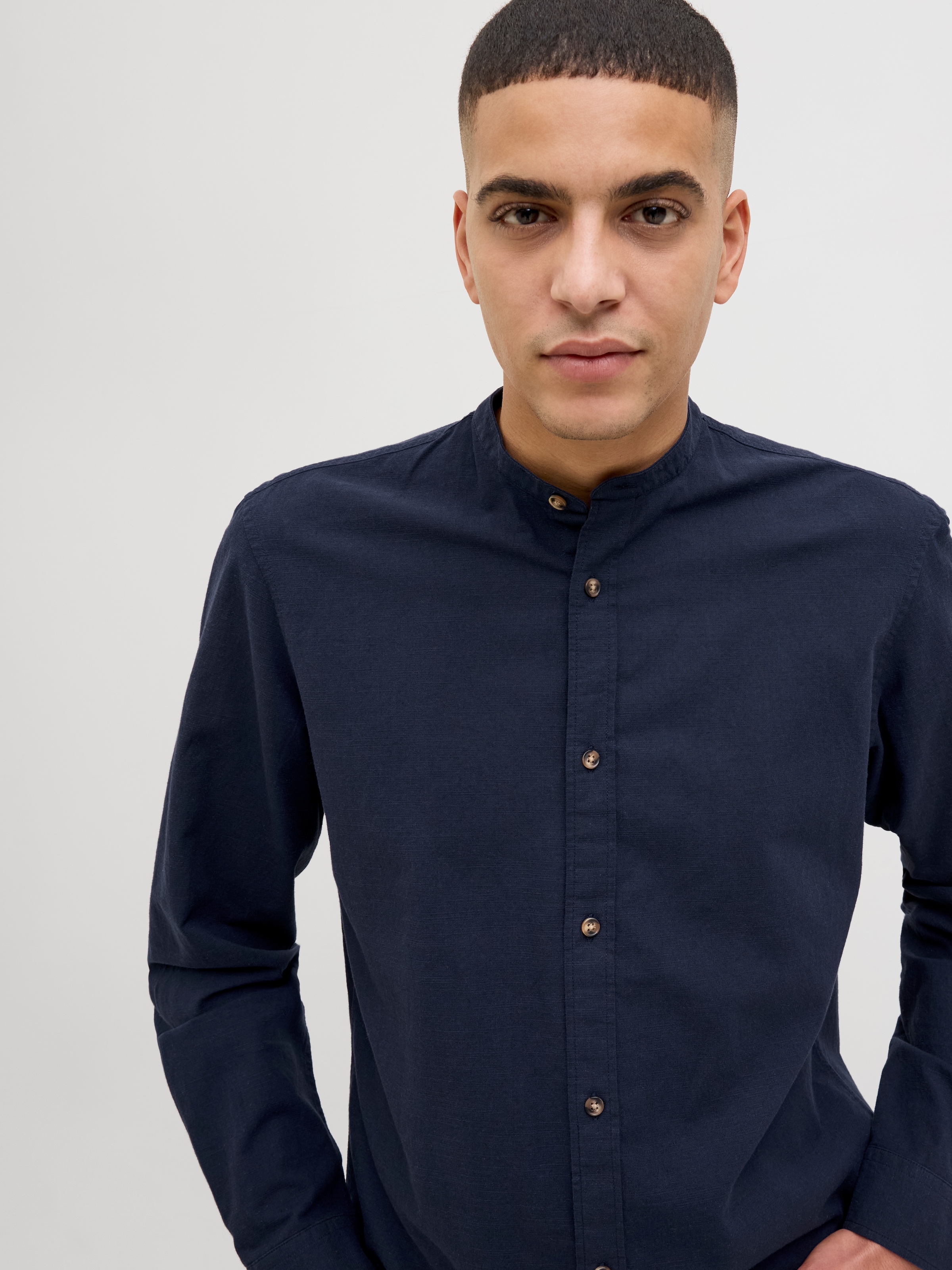 Jack & Jones Langarmhemd »JJESUMMER BAND SHIRT LS SN«, mit Bandkragen