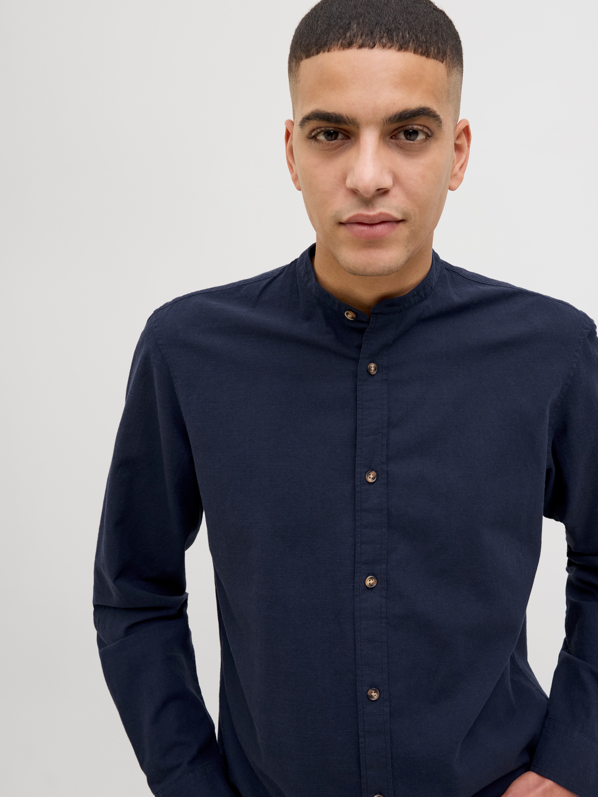 Jack & Jones "JJESUMMER BAND SHIRT LS SN" mit Bandkragen günstig online kaufen
