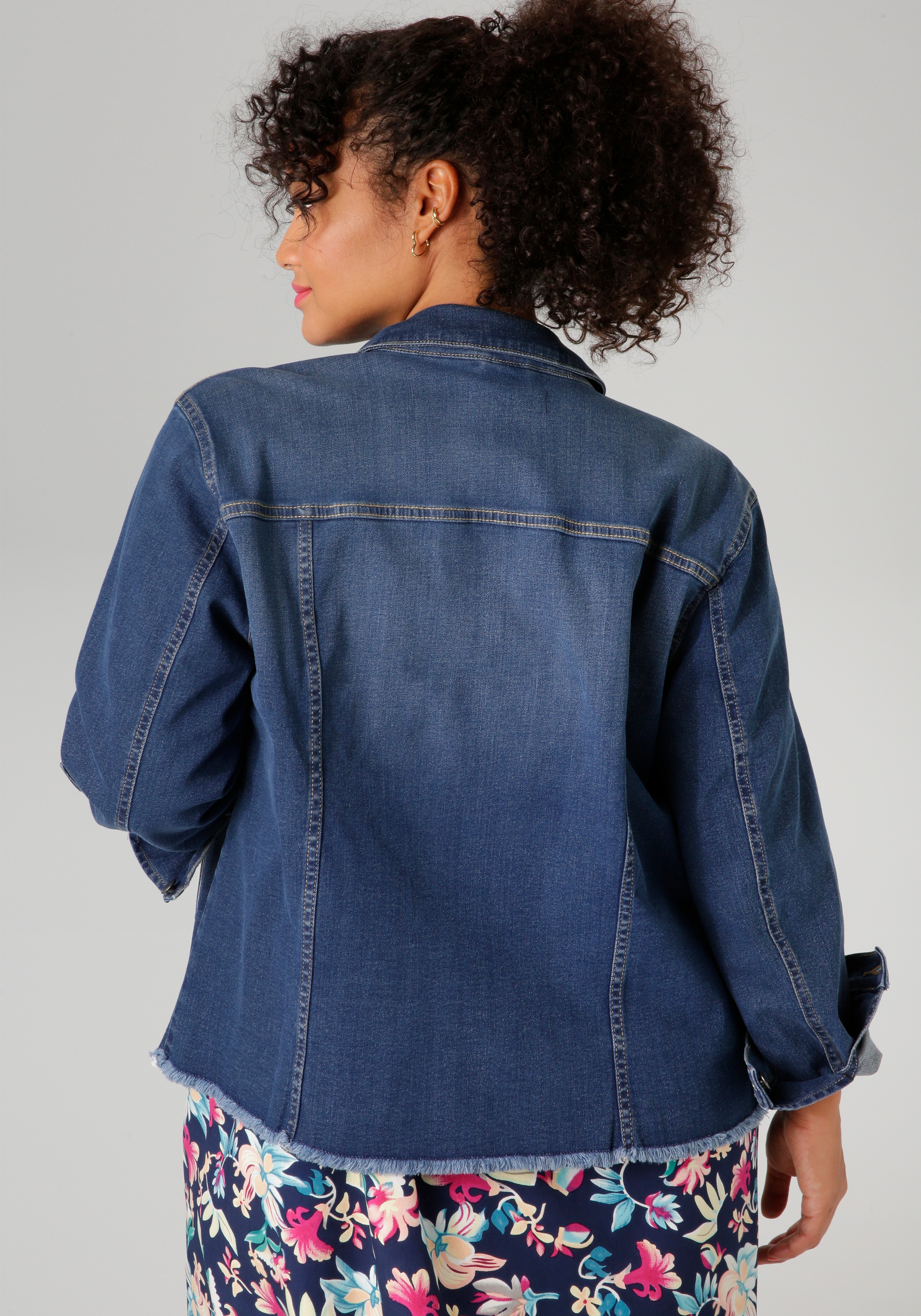 Aniston PLUS Jeansjacke, mit ausgefranstem Saum günstig online kaufen