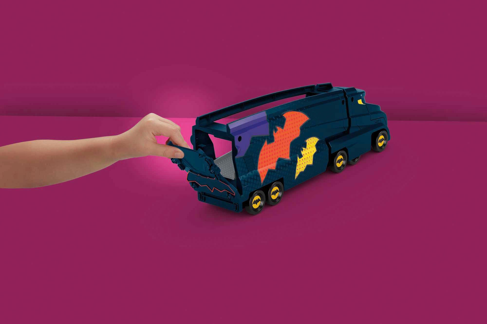 Hot Wheels Spielzeug-Transporter »DC Batwheels Spielzeug-Transporter und Auto«, mit Rampe