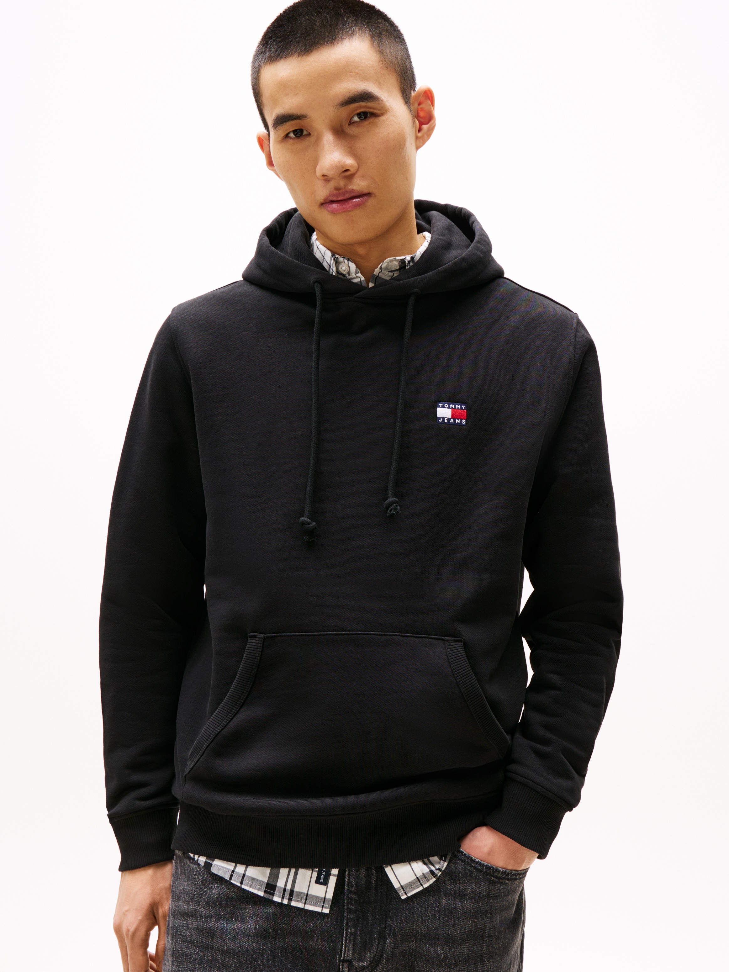 Tommy Jeans Hoodie »TJM REG BADGE HOODIE EXT«, Mit Rundhalsausschnitt