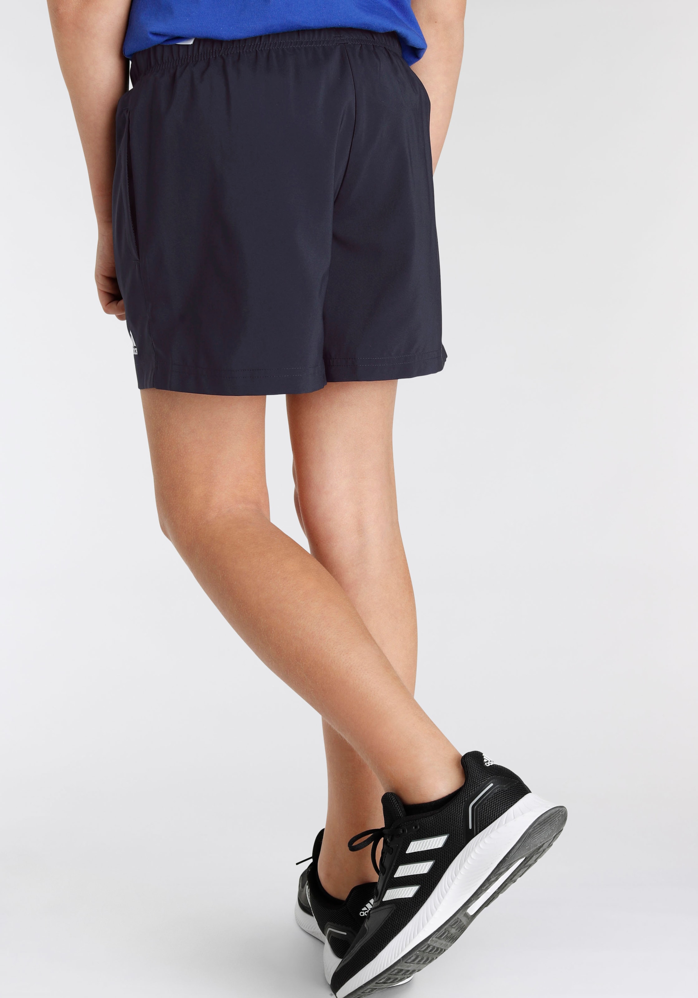 SMALL (1 Black | CHELSEA«, tlg.) BAUR LOGO Friday »ESSENTIALS adidas Shorts Sportswear