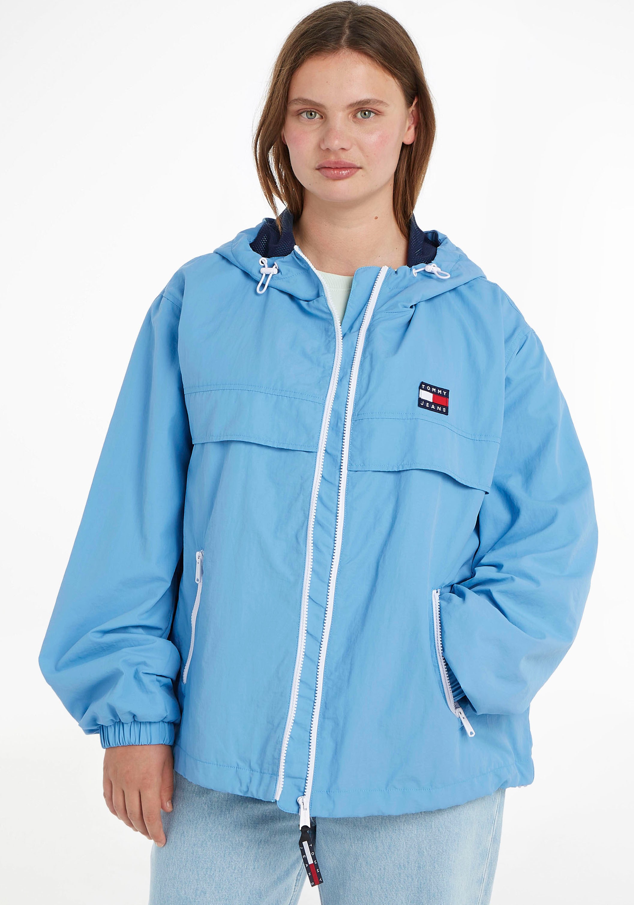 Tommy Jeans Curve Windbreaker »TJW CRV CHICAGO WINDBREAKER«, mit Kapuze, mit Tommy Jeans Logo-Bestickung