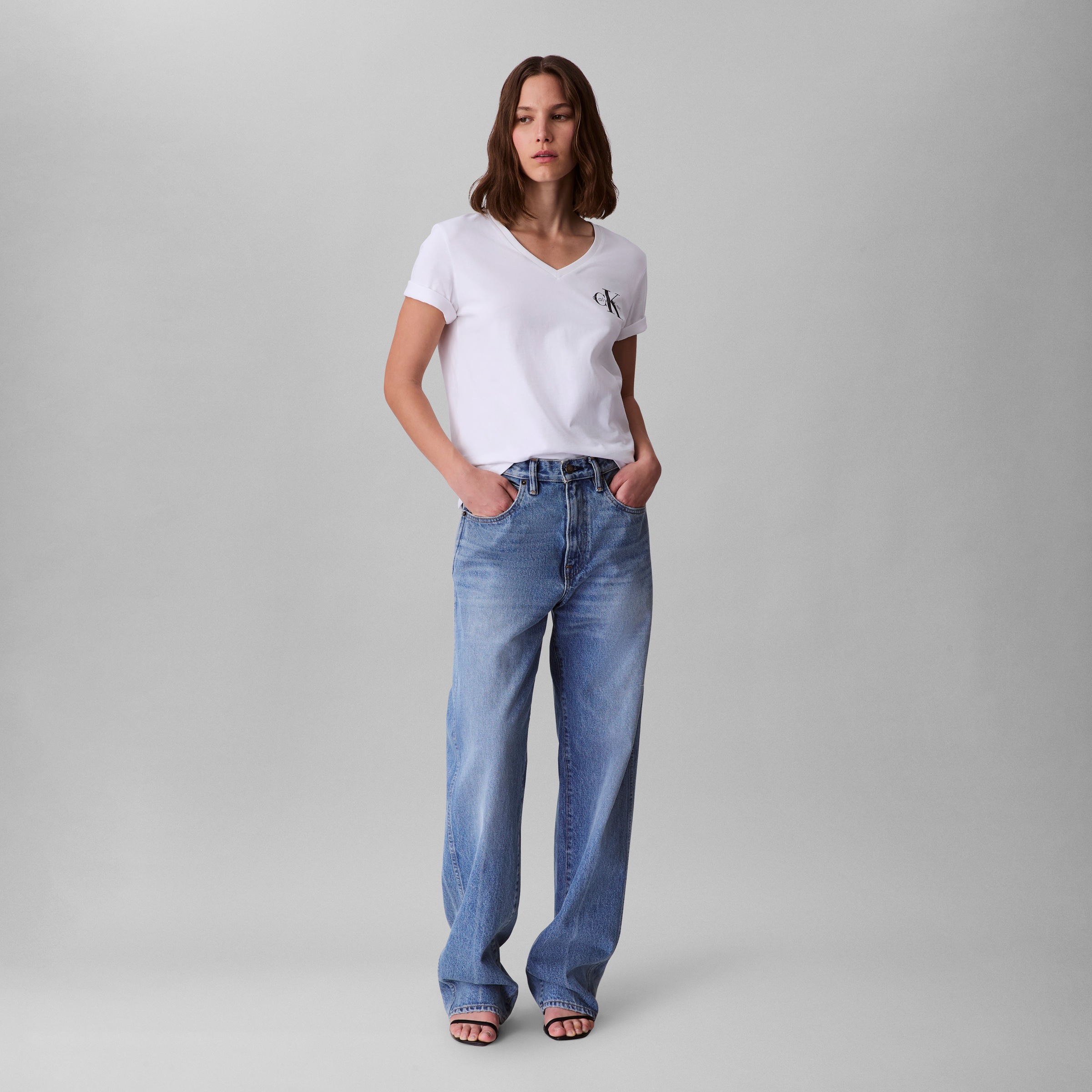 Calvin Klein Jeans Kurzarmshirt »A- Logo VN 2 pack Tee«, (Packung, 2er-Pack), Mit V-Ausschnitt