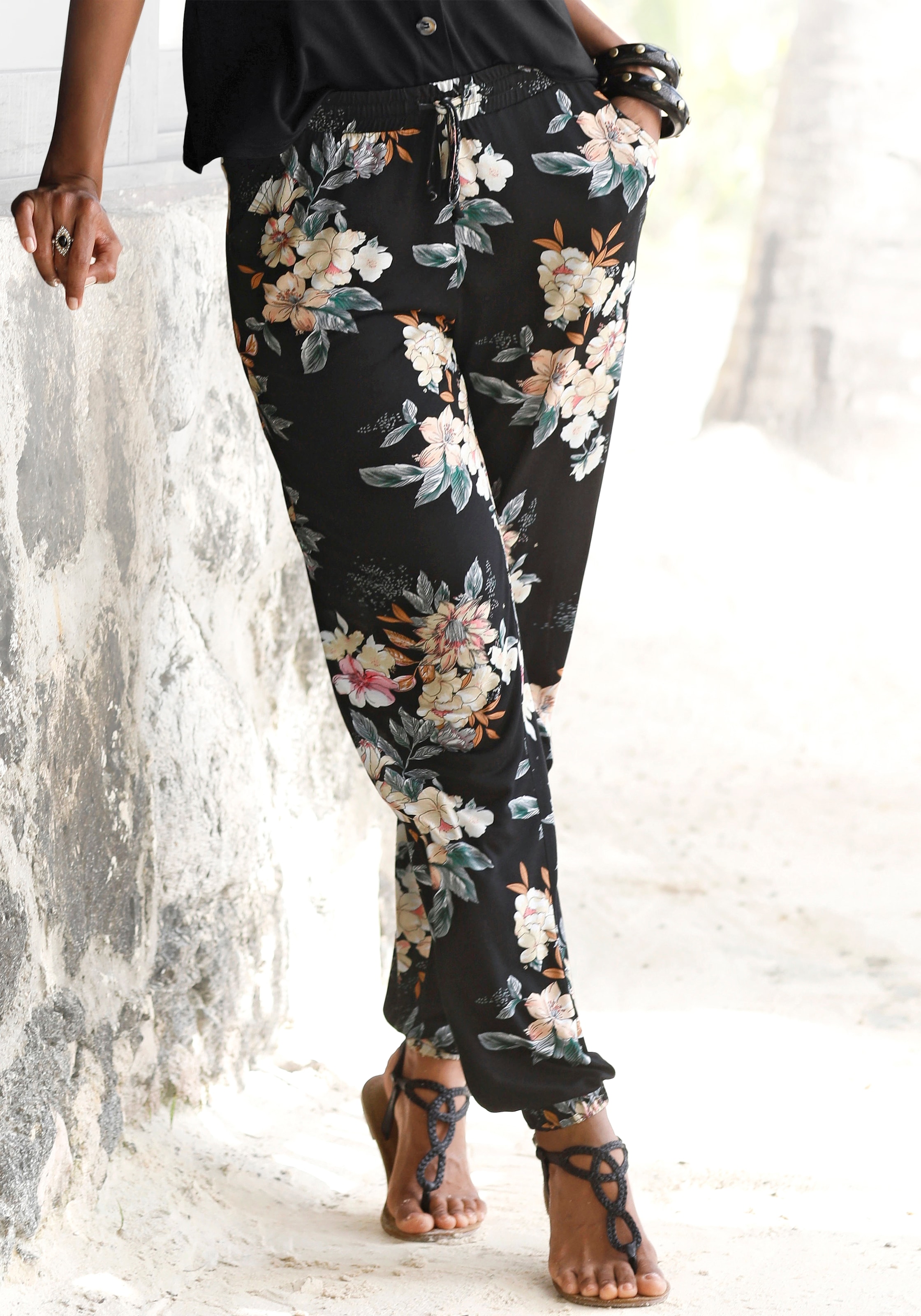 LASCANA Strandhose "aus luftig leichtem Jerseystoff" mit Blumendruck, Jerseyhose, luftige Sommerhose, Schlupfhose