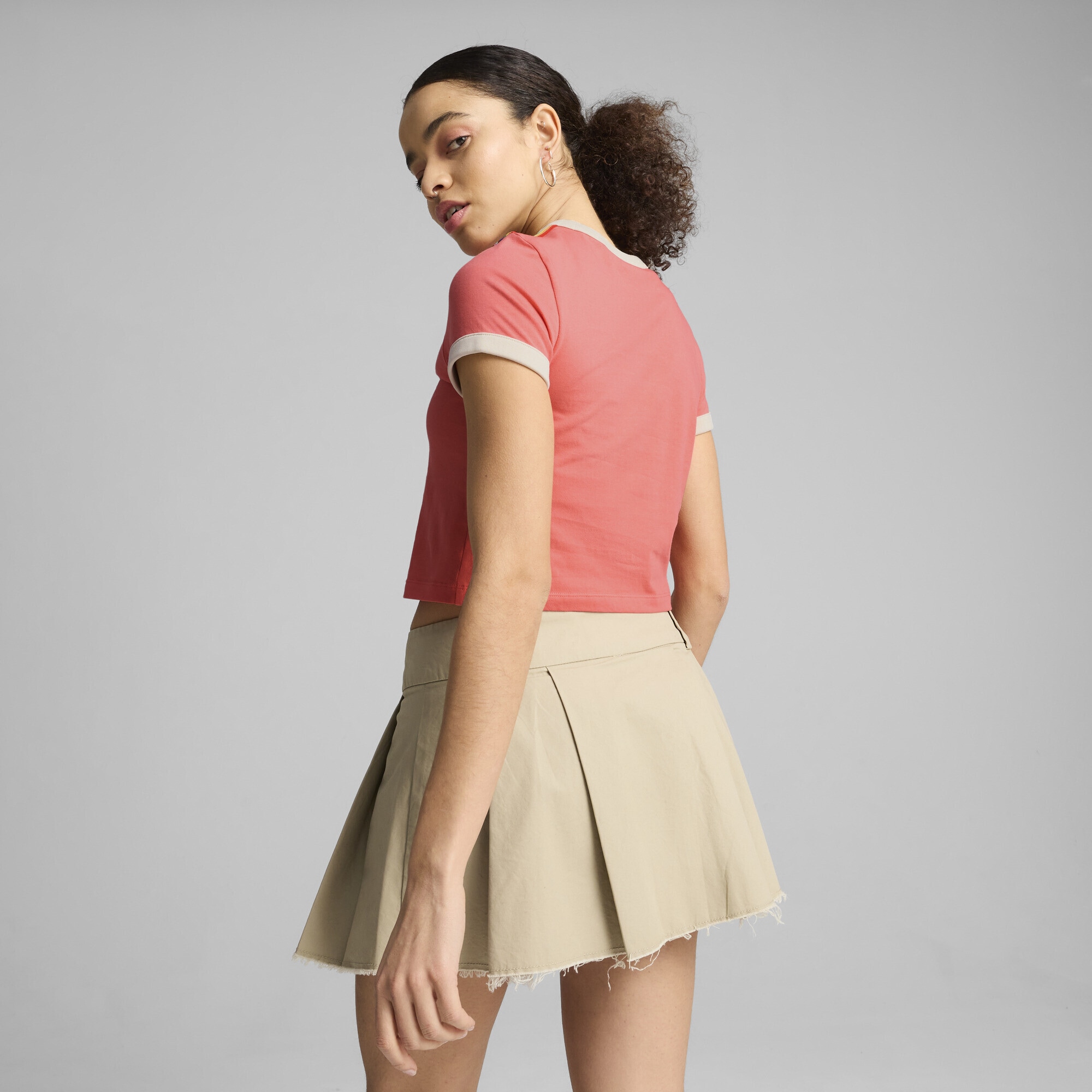 PUMA T-Shirt »EQUAL LOVE CONFEDERATION Kurzes figurbetontes T-Shirt mit Grafik«