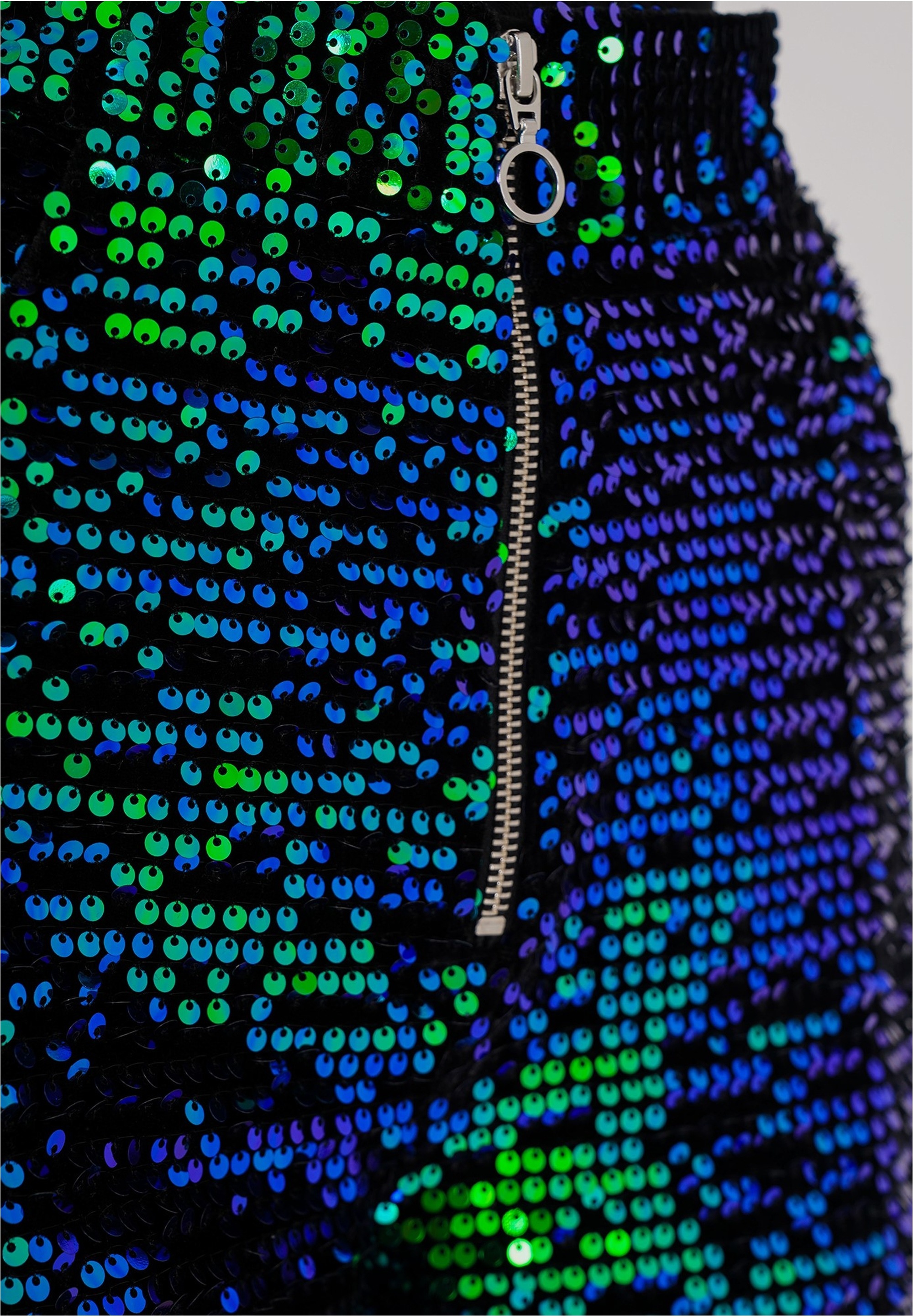freshlions Shorts »Yara«, mit glitzerndem Paillettenbesatz