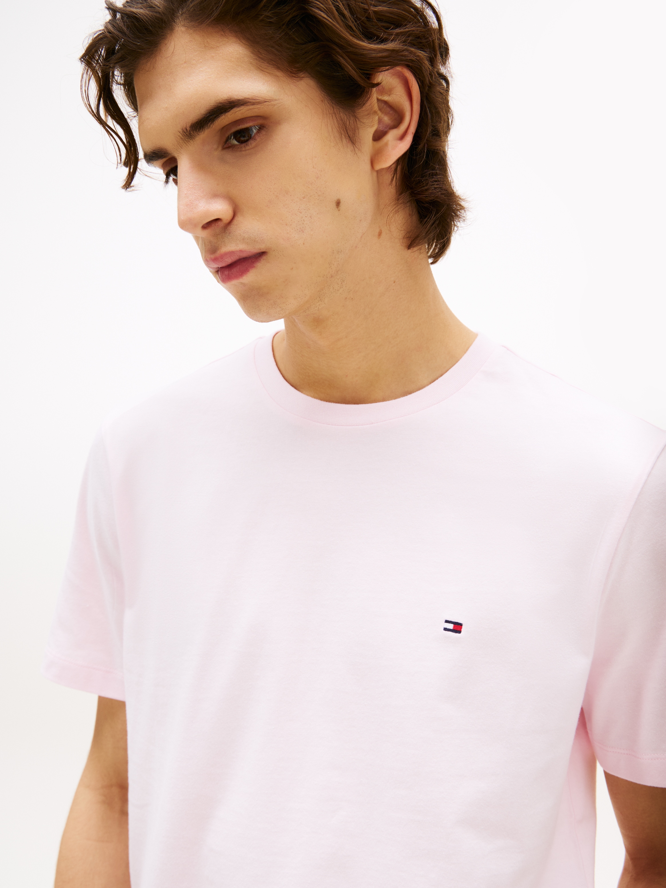 Tommy Hilfiger T-Shirt »ESSENTIAL REG FIT SOLID TEE mit Stickerei und Rundhals«, unifarben, casual, regular fit, Baumwolle, Rundhals