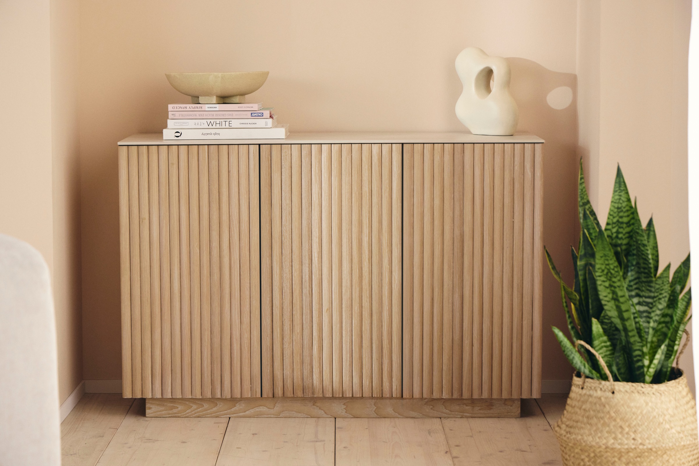homsy by Ana Johnson Sideboard »Solva« Holzoptik aus Esche, geriffelte Front, Keramikplatte, Breite 119 cm