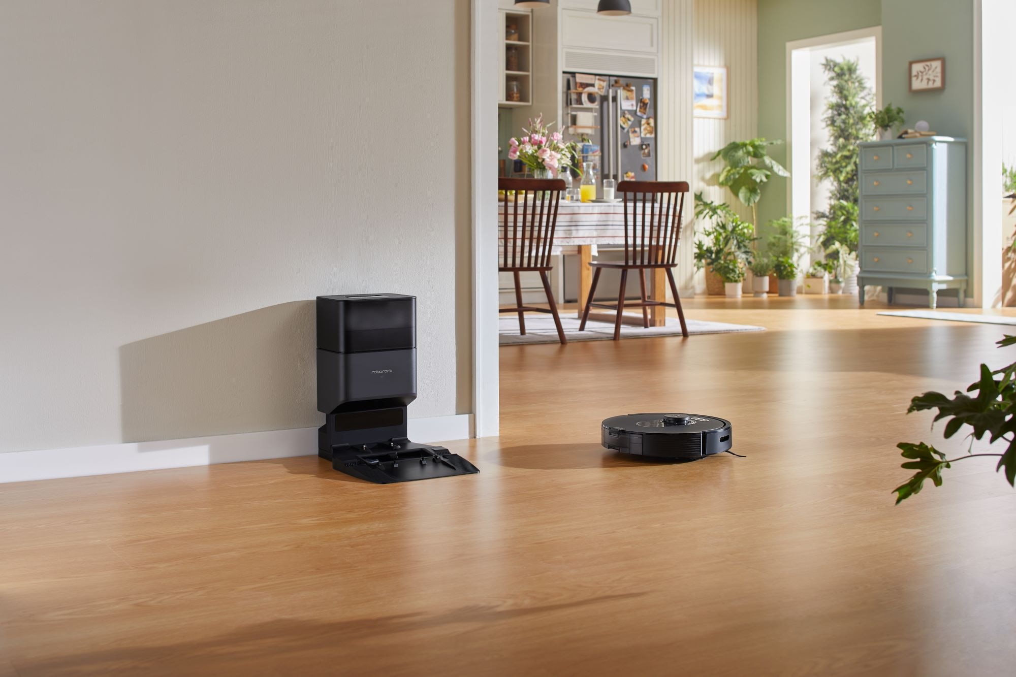 Roborock Saugroboter »Q5 Max+, 5.500 PA Saukgraft, DuoRoller Bürste, smarte Navigation«, automatische Staubentleerung, 240min max. Laufzeit