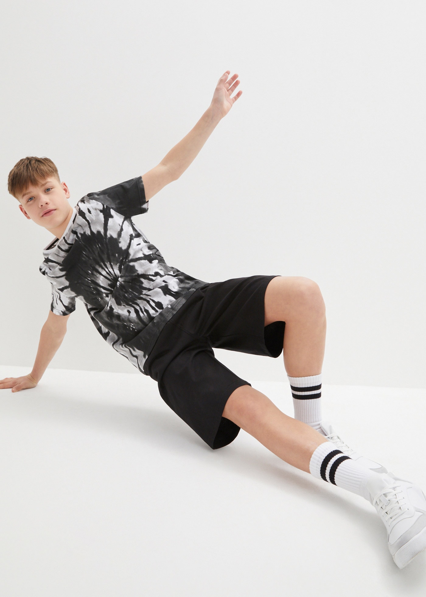 bonprix T-Shirt »T-Shirt und Jersey-Bermuda (2-tlg.Set) aus reiner Baumwolle« Set, 2, 2 Stk. T-Shirt und Jersey-Bermuda (2-tlg.Set) aus reiner Baumwolle