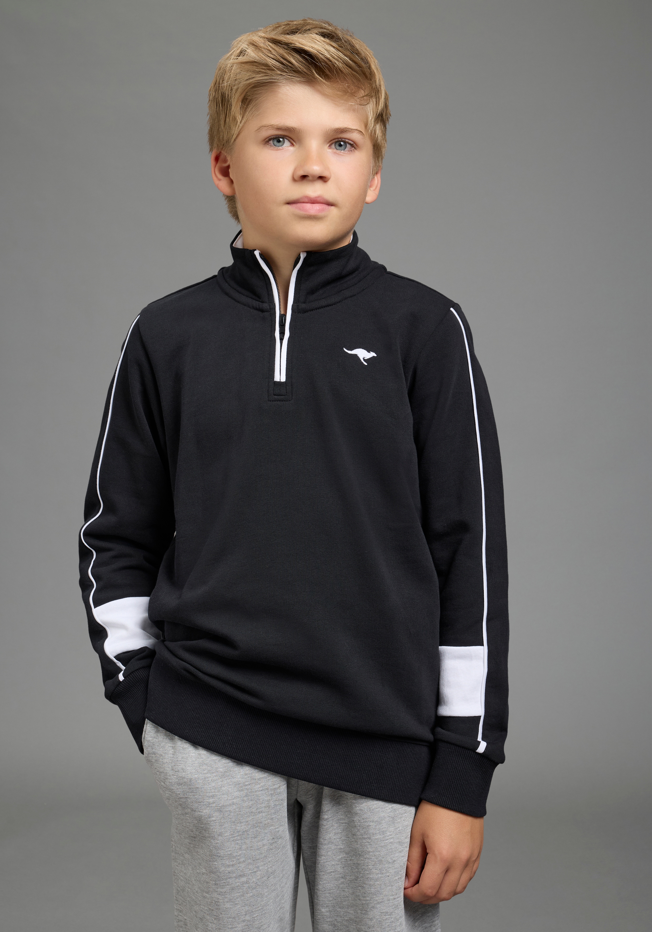 KangaROOS Sweatshirt "Troyer-Sweatshirt mit kontrastfarbigen Einsatz und KangaROOS Stickerei", Troyer mit modischen Ärmeleinsätzen, Reißverschluss, bequeme Passform