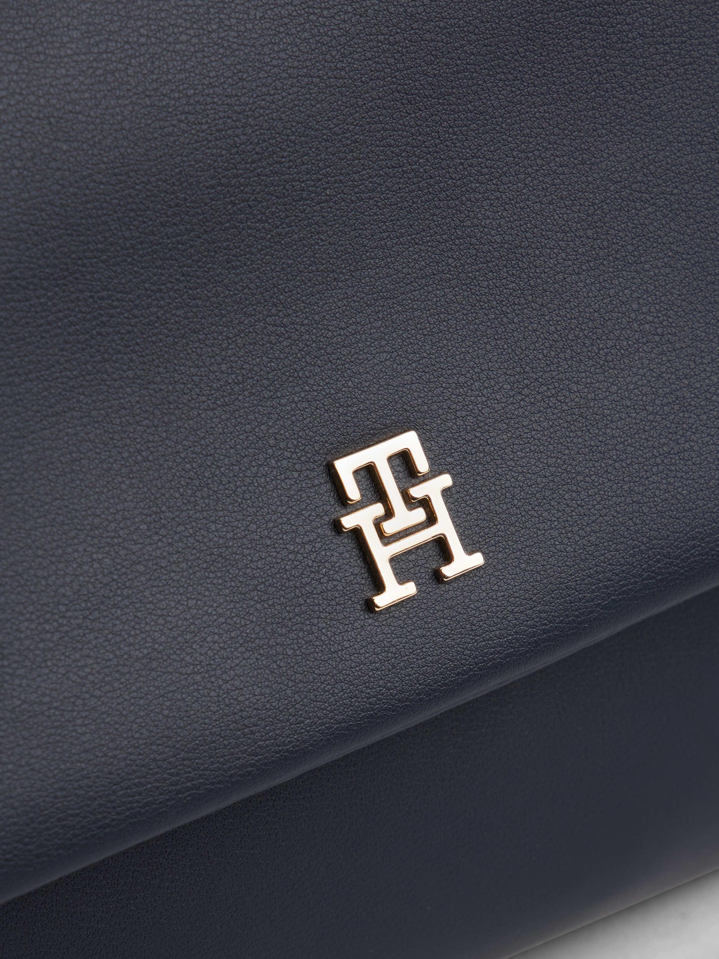 Tommy Hilfiger Schultertasche »TH MODERN ESS SHOULDER BAG«, Damen Minibag, Tragetasche mit goldfarbenen Details