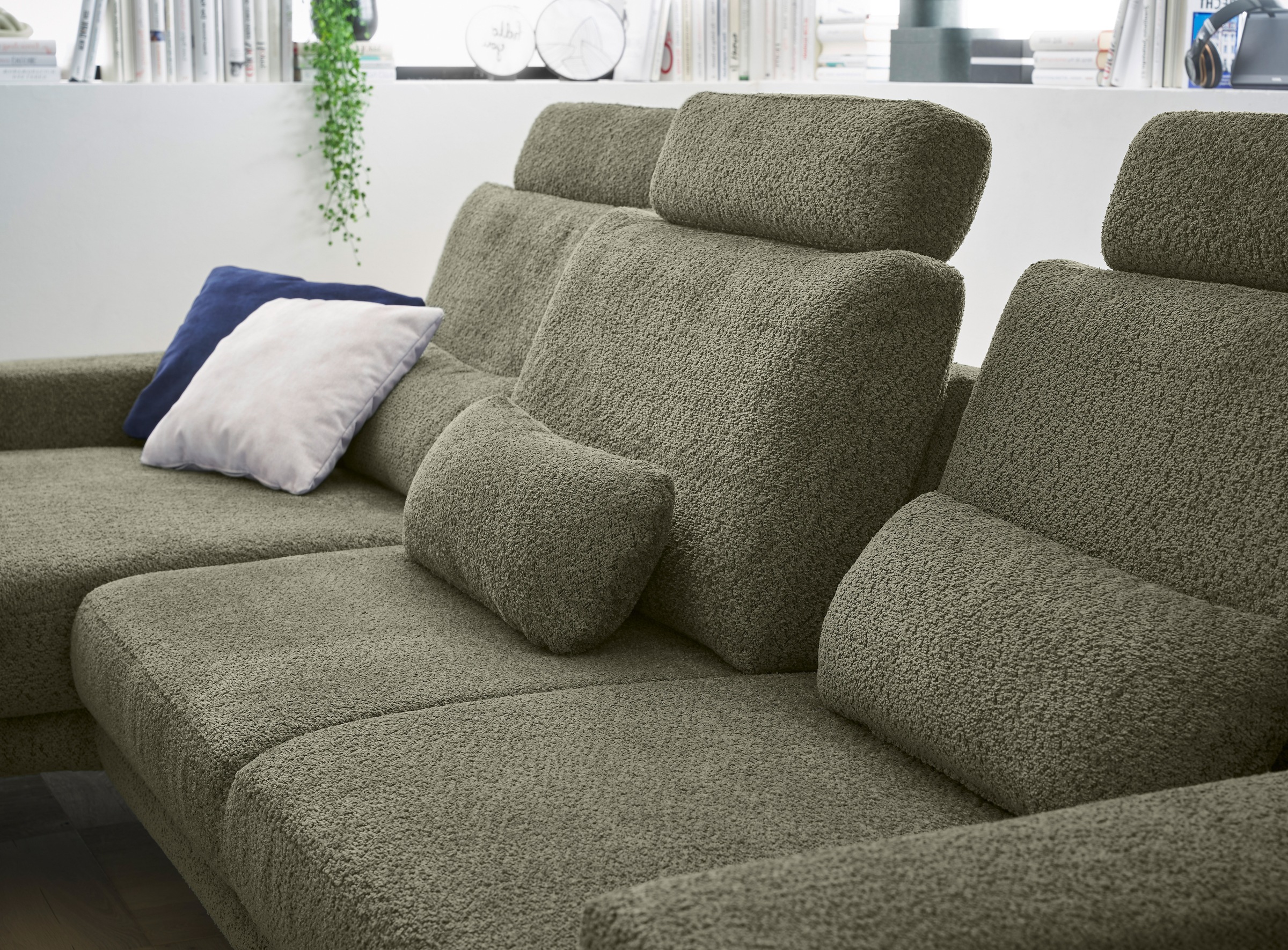 set one by Musterring Ecksofa »SO 3600, inkl motor. Sitztiefenverstellung, Kopfstützen, Nierenkissen«, Sitzhöhe 44 cm, Federkern, Breite 293 x Tiefe 180 cm, Kama olive