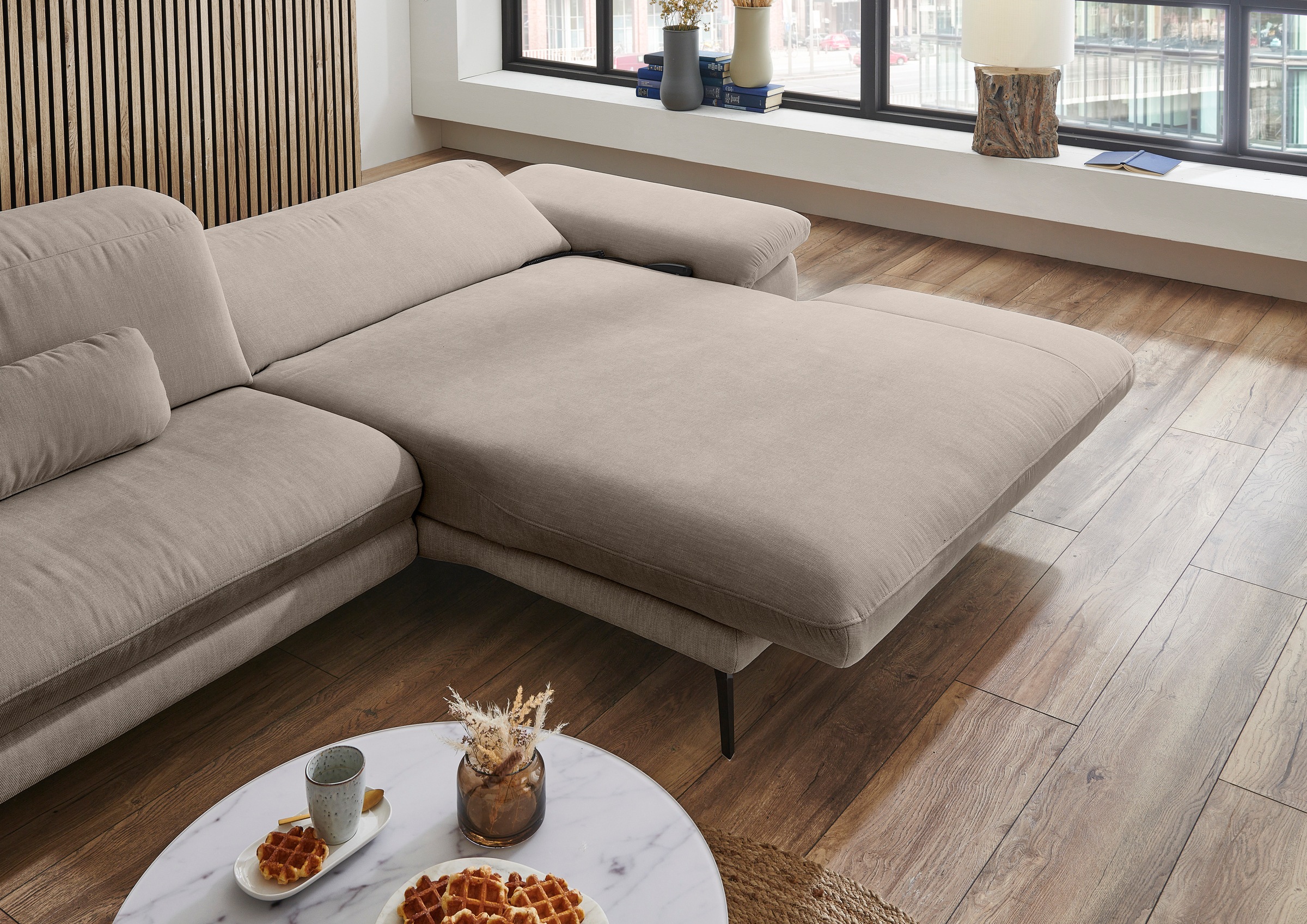 Die PlanBar Ecksofa »MP-IN22025 L-Form«, mit Kopfteilverstellung, wahlweise mit motorischem Canape