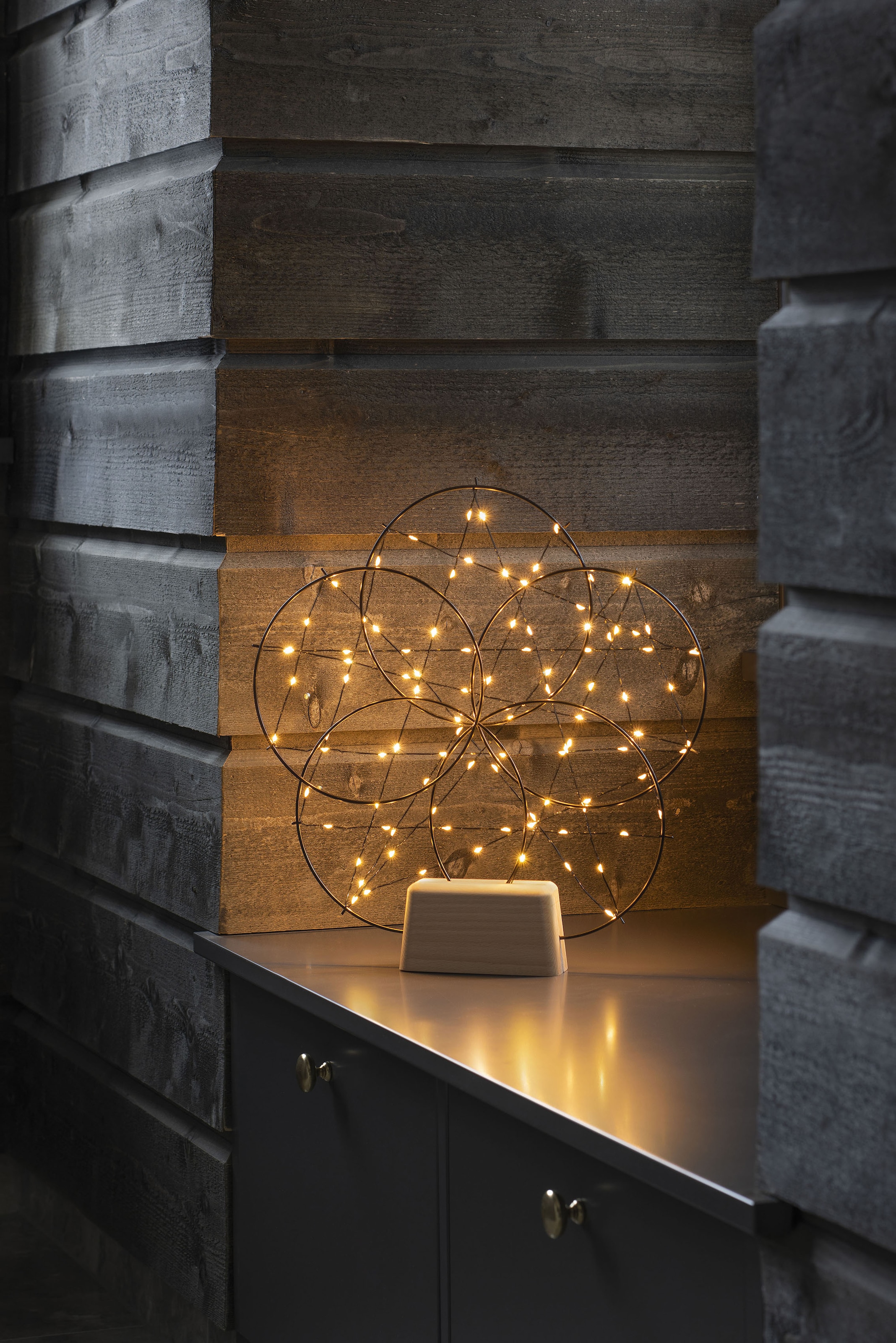 KONSTSMIDE LED Dekolicht »Weihnachtsdeko«, 100 flammig, Leuchtmittel LED-Modul | LED fest integriert, LED Metallsilhouette "5 kleine Ringe", mit Holz-Fuß