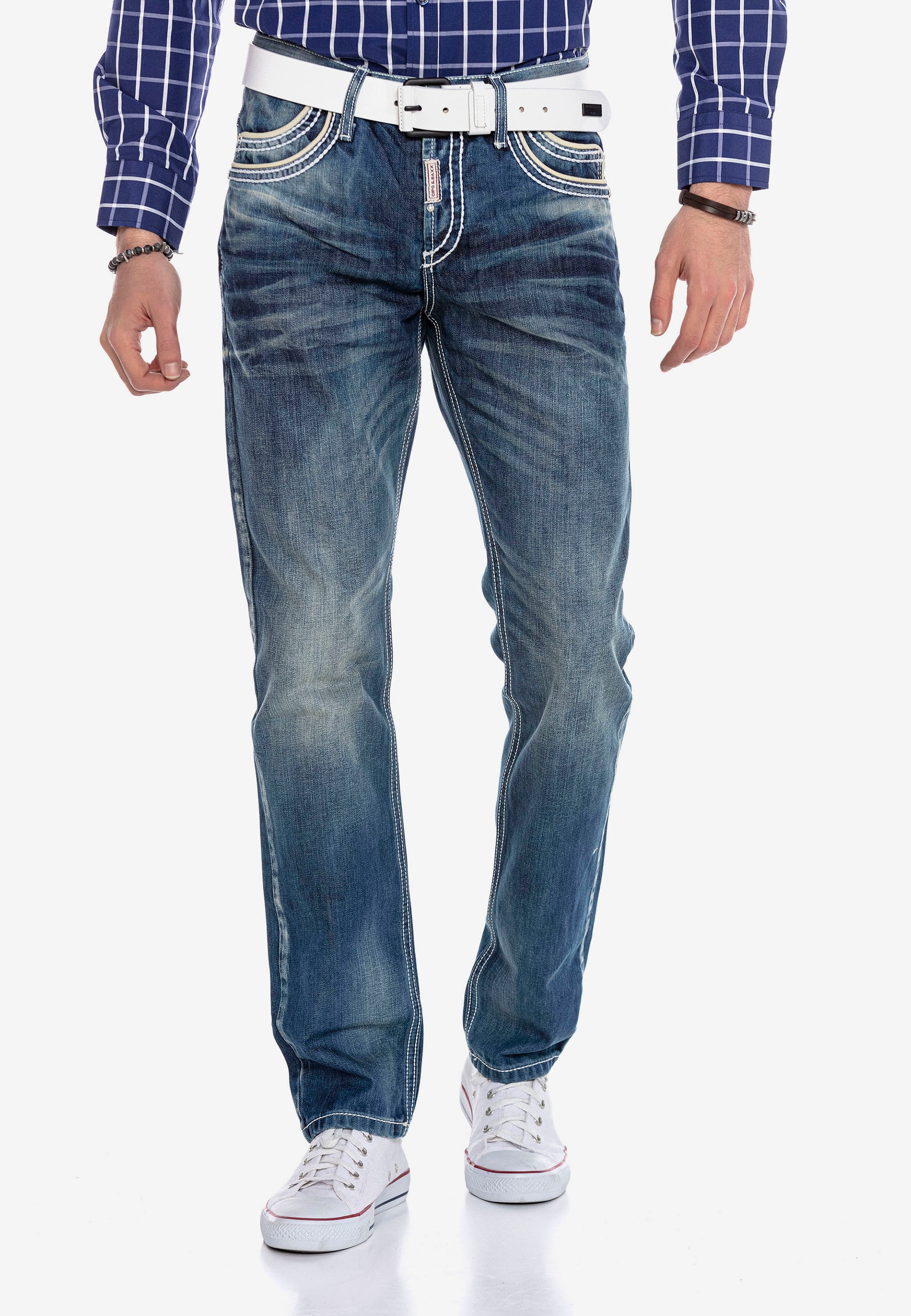 Bequeme Jeans, mit abgesetzten Ziernähten in Straight Fit