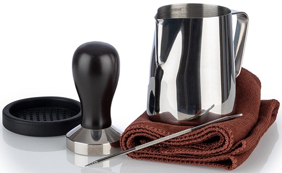 Buddys Barista-Set "Buddy´s Bar - Barista Edition, Premium" Milchkännchen 0,35 l, Kaffeestempel,Tamper, Kaffeenadel, Handtuch