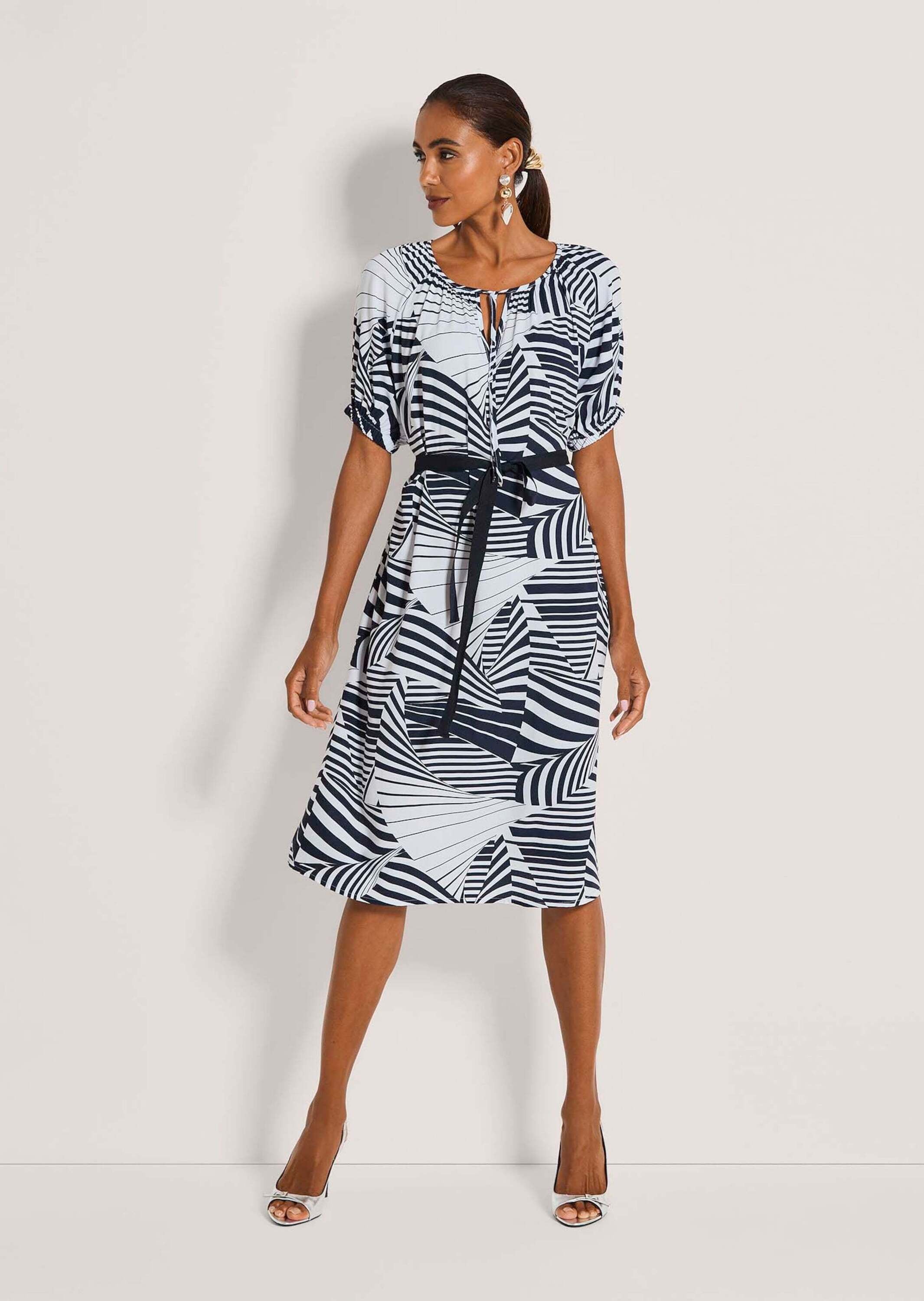 MADELEINE Midikleid »Sommerkleid Druckkleid mit grafischem Muster« Eingrifftasche Kleid mit Bindeband