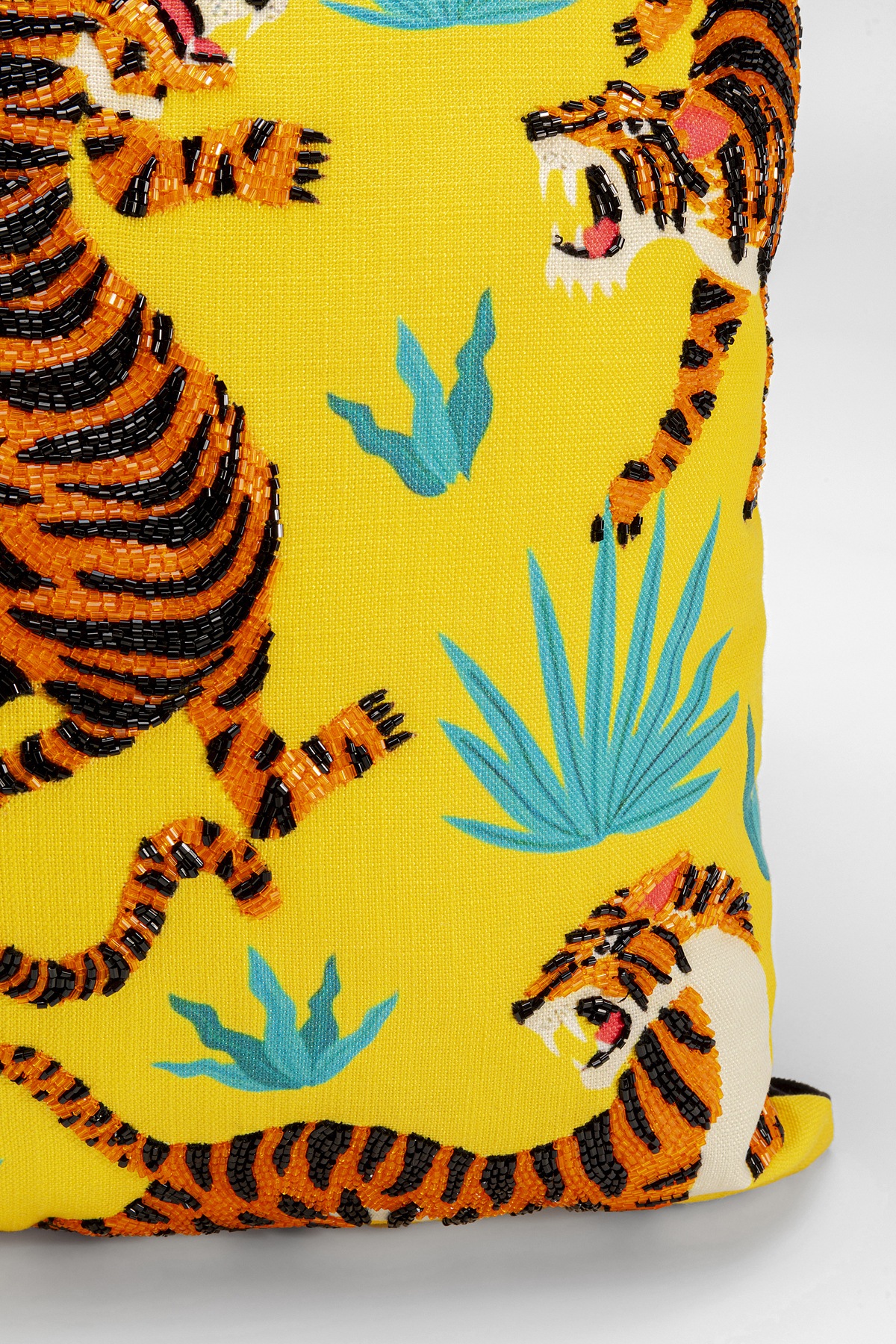 Kare Design Dekokissen »Tiger Love, Kissenhülle mit Füllung, 45x45 cm« stützt Kopf und Nacken angenehm und sorgt für erholsamen Schlaf