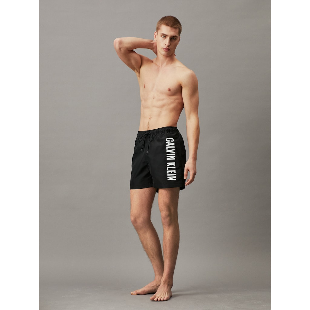 Calvin Klein Swimwear Badeshorts »MEDIUM DRAWSTRING«, mit kontrastfarbenem Logo-Schrifztug am Bein