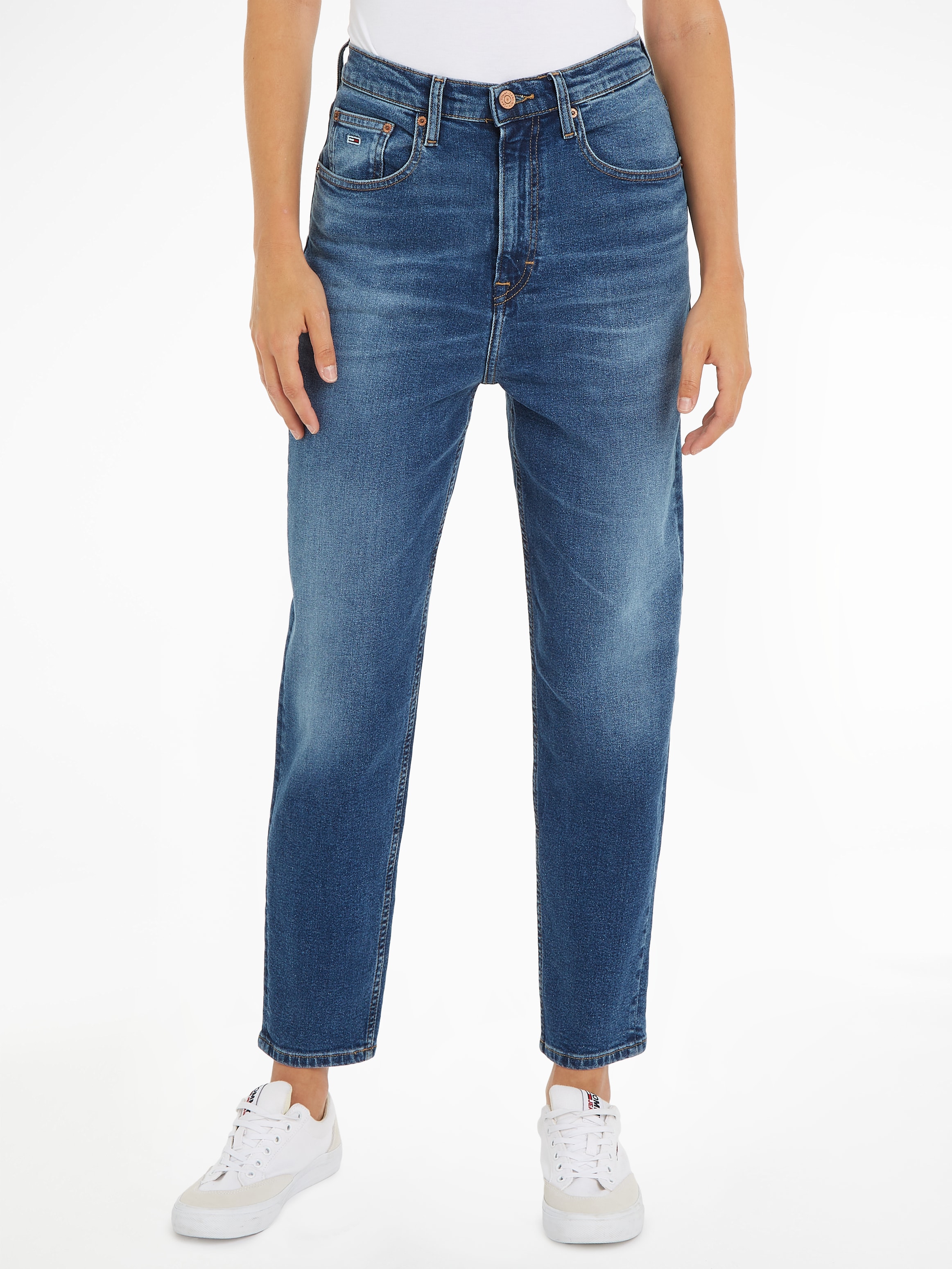 Tommy Jeans Mom-Jeans »MOM JEAN UH TPR DG«, mit Logopatch