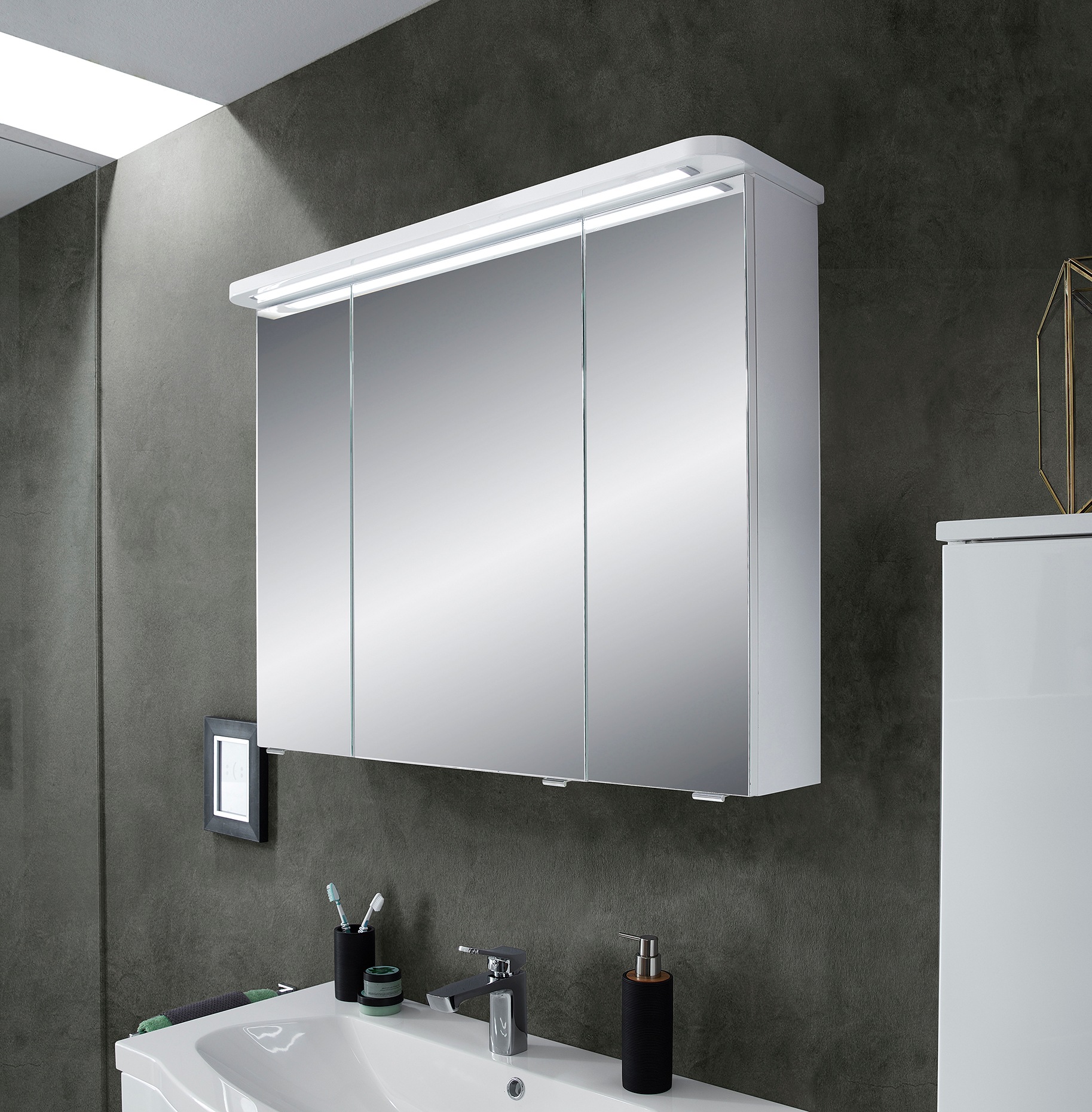 Saphir Spiegelschrank »Serie 4005 Badezimmer-Spiegelschrank inkl. LED-Kranzbeleuchtung«, Badschrank 90 cm breit, 3 Türen, 6 Glas-Einlegeböden, inkl. Türdämpfer