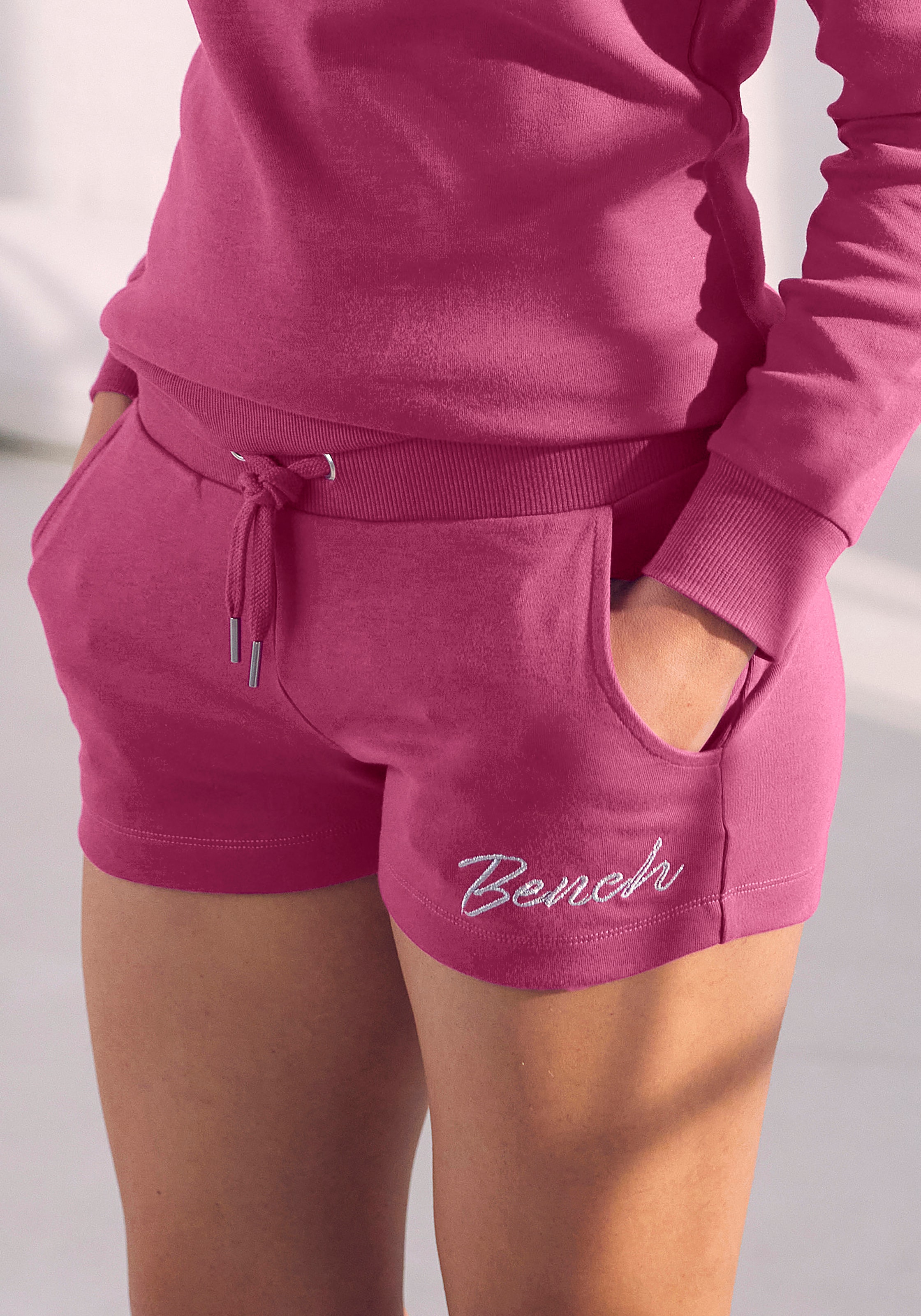 Bench. Loungewear Sweatshorts, mit glänzender Logostickerei, Loungewear, Loungeanzug