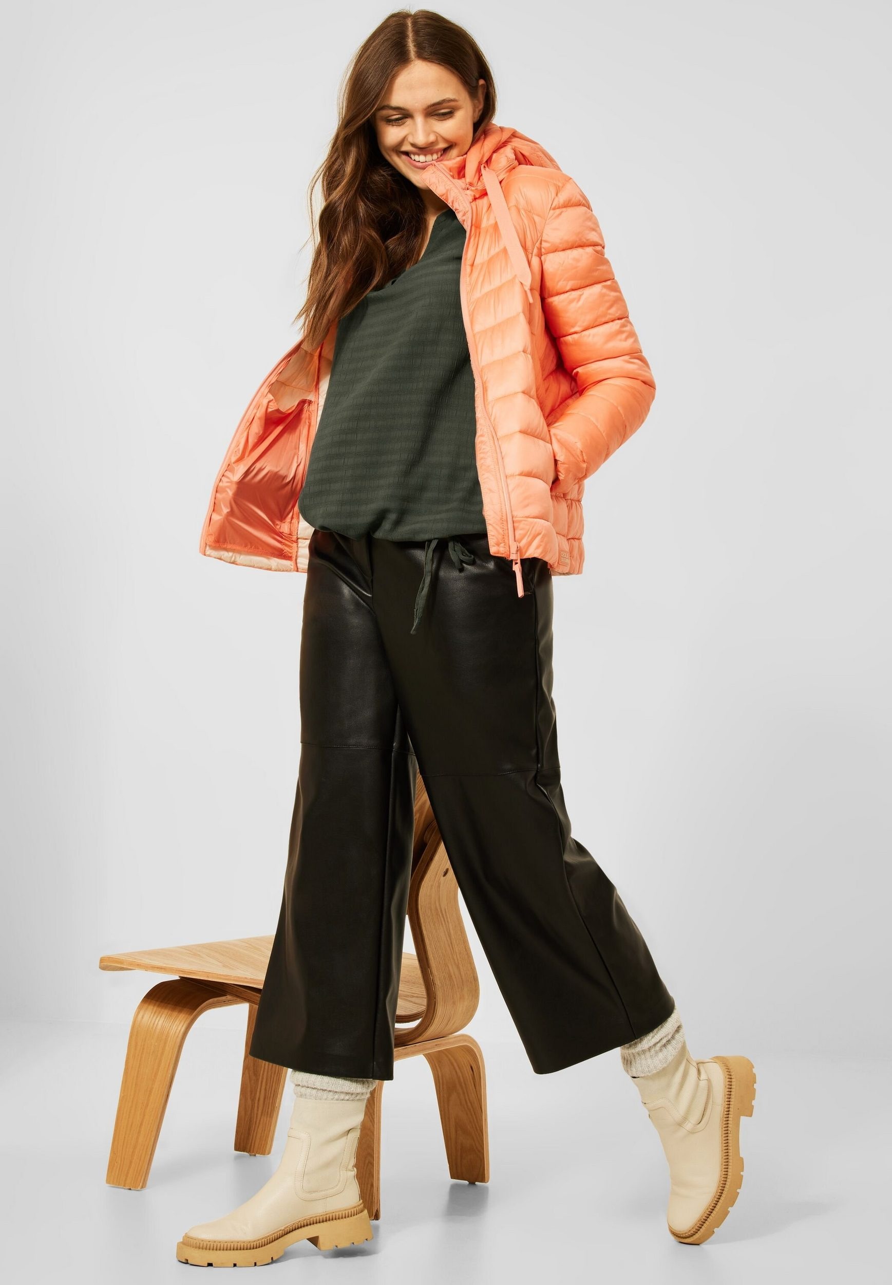Marikoo Steppjacke »Luci«, mit Kapuze, modische Damen Übergangsjacke mit großer Kapuze