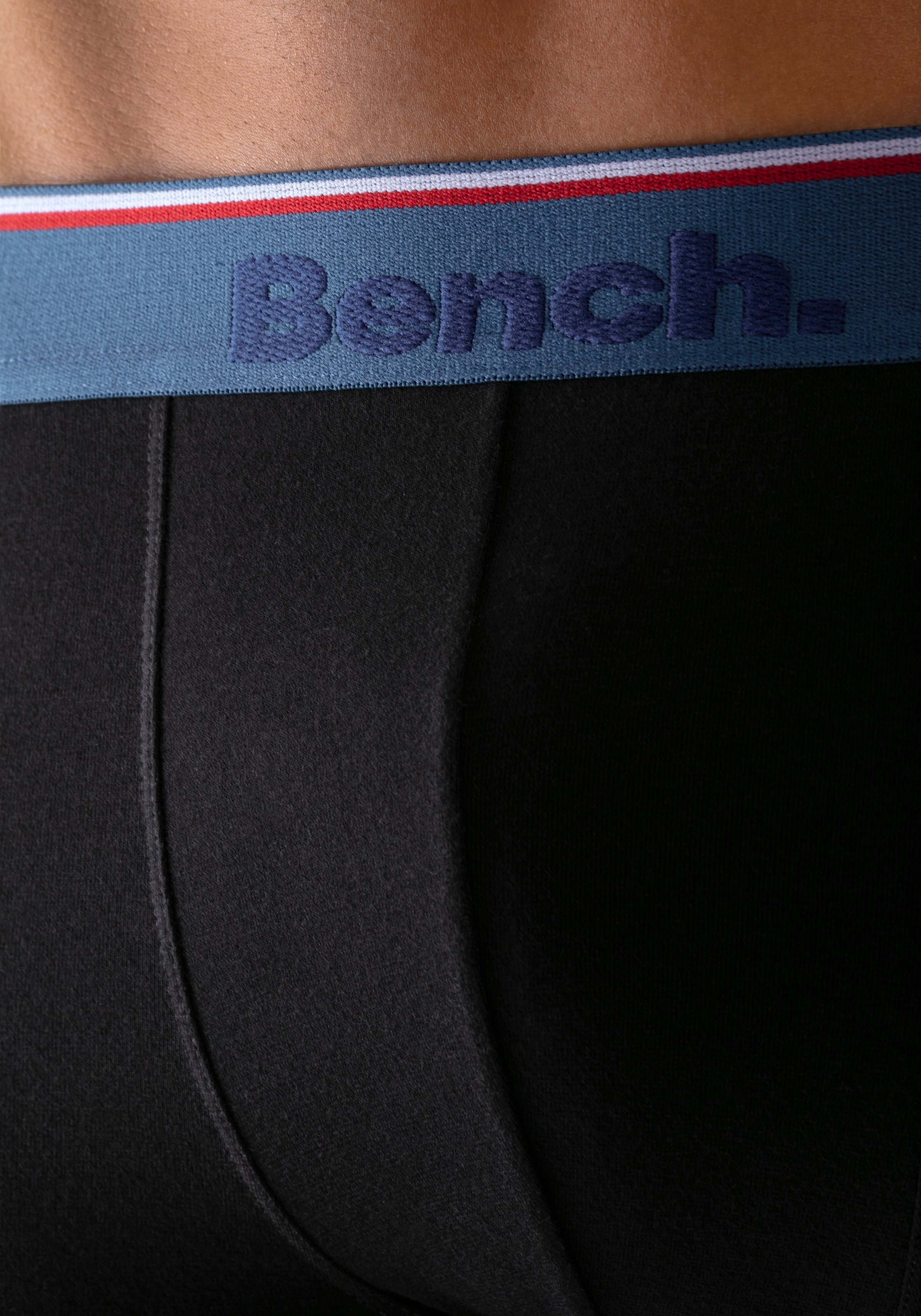 Bench. Langer Boxer, (Packung, 4 St.), Unterhosen mit schmalen Streifen im Logo-Webbund