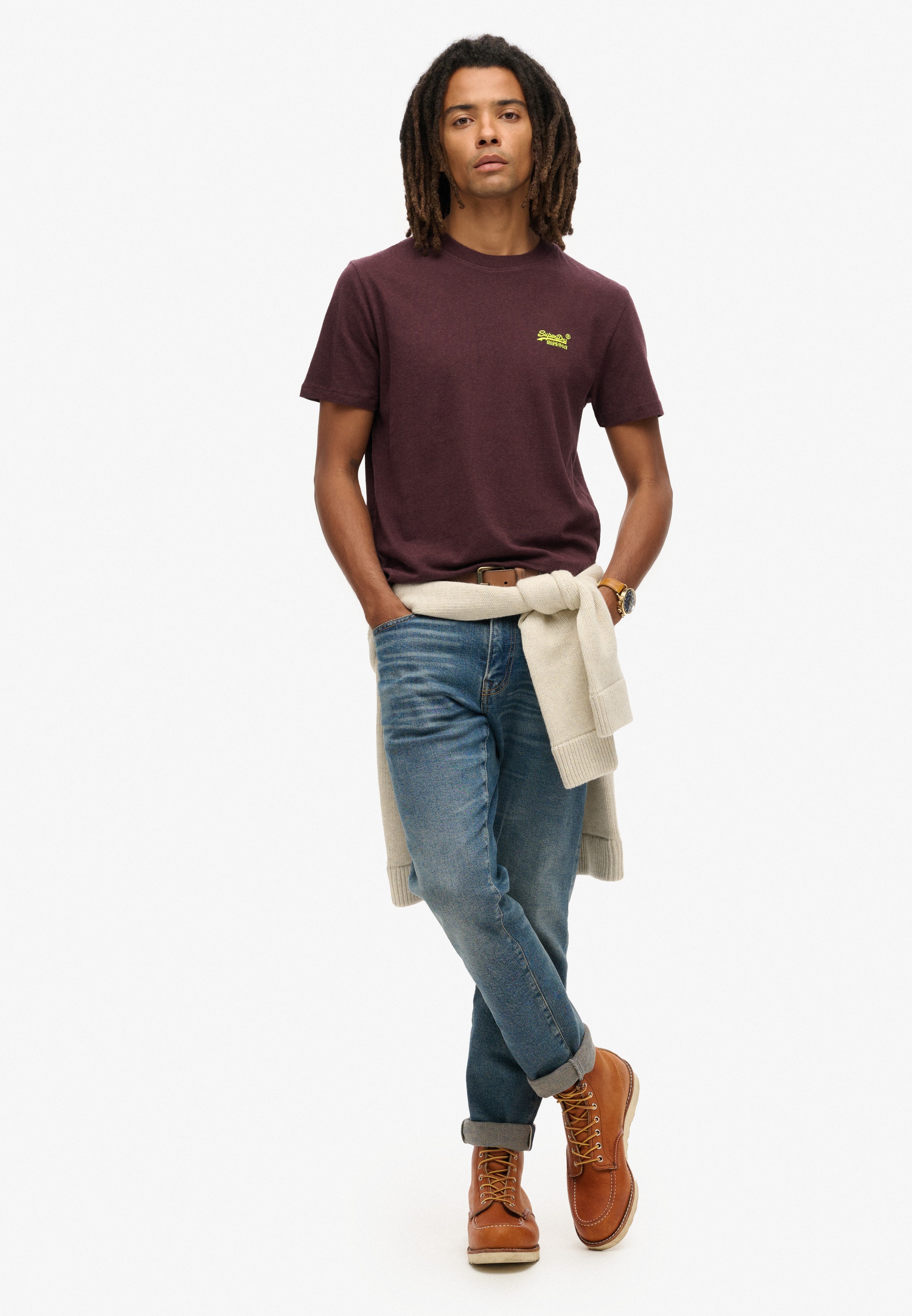 Superdry Rundhalsshirt »ESSENTIAL LOGO EMB TEE« aus Baumwolle und Single Jersey, Slim Fit, Kurzarm, hüftlang