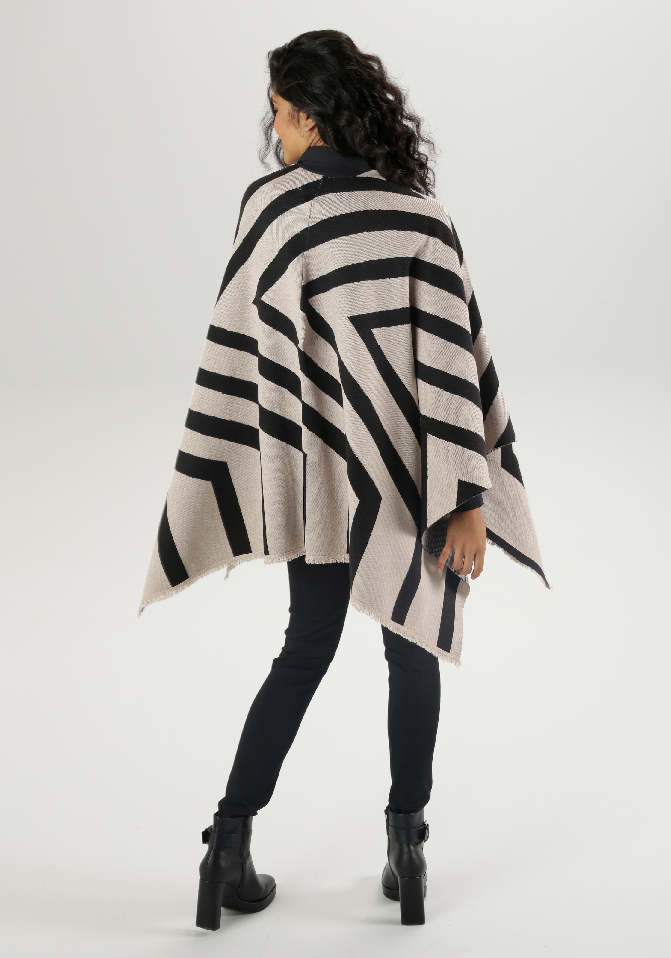 Aniston SELECTED Strickponcho, Tuch mit Fransen und grafischem Muster