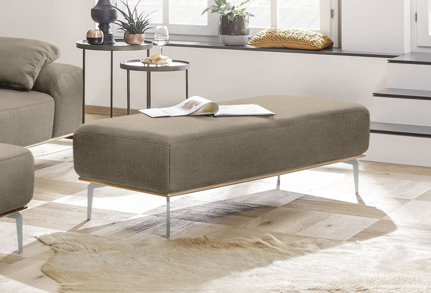 W.SCHILLIG Polsterhocker mit elegantem Holzsockel, Füße in Chrom glänzend, Breite 150 cm