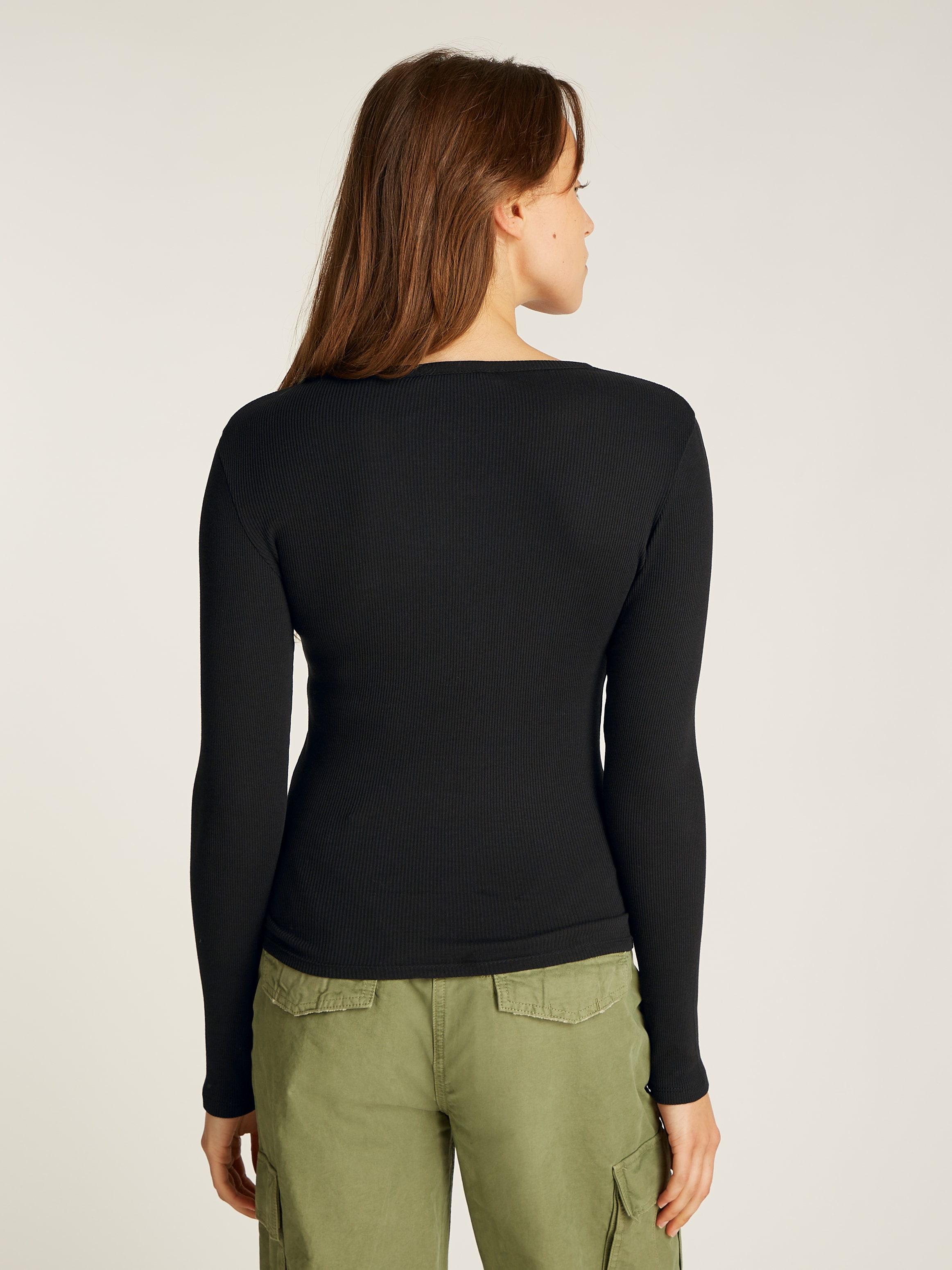 Tommy Jeans Curve Langarmshirt »TJW SLIM BUTTON RIB«, in Großen Größen, Rippoptik, mit Loogstickerei