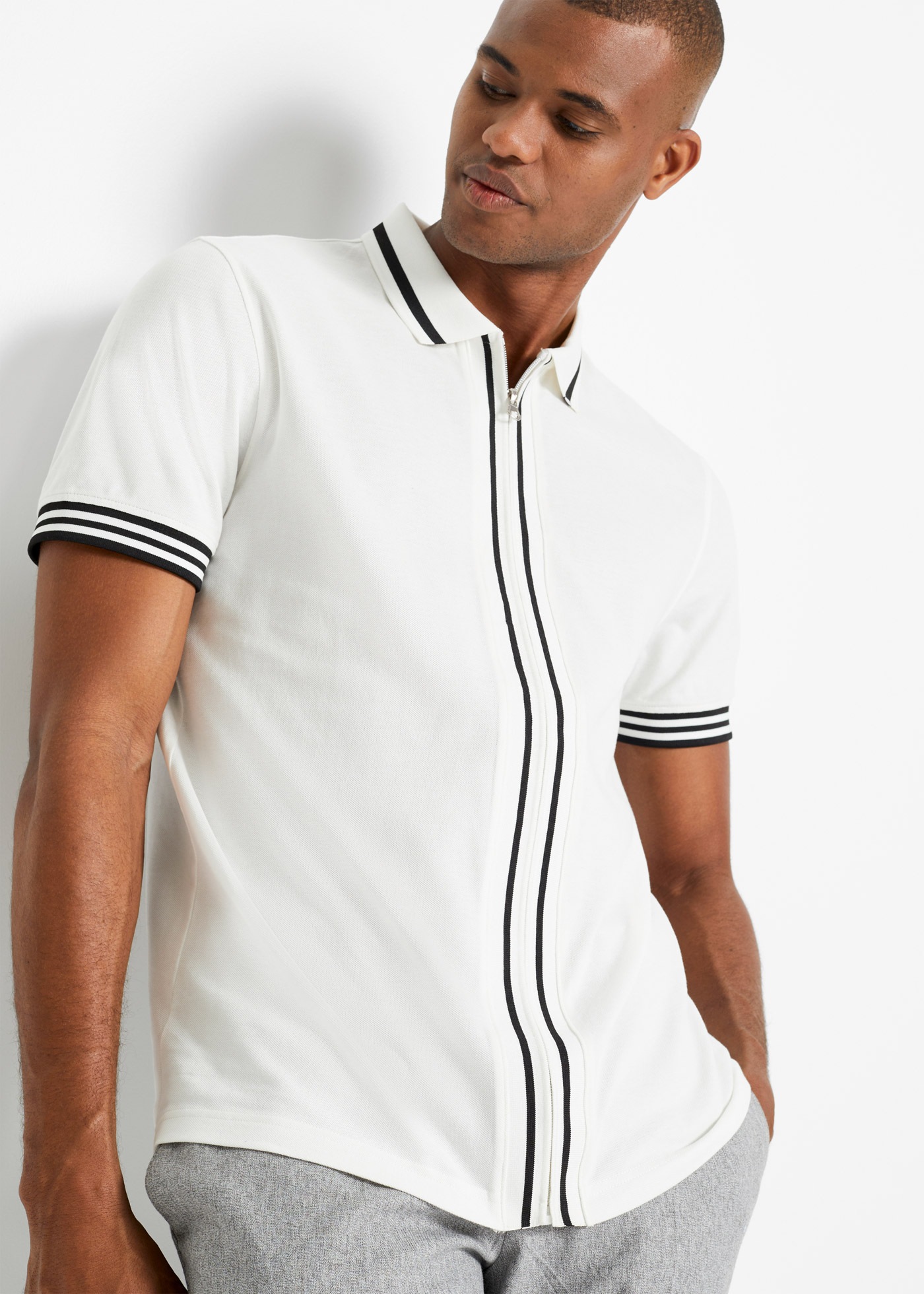 Poloshirt BONPRIX, Herren, Gr. 48/50 (M), weiß, Piqué, Obermaterial: 100% Baumwolle, kontrastfarbene Details, unifarben, regular fit hüftbedeckend, Rundhals, Rippbündchen kontrastfarben, Shirts, Kurzarm, mit Reißverschluss, aus reiner Baumwolle