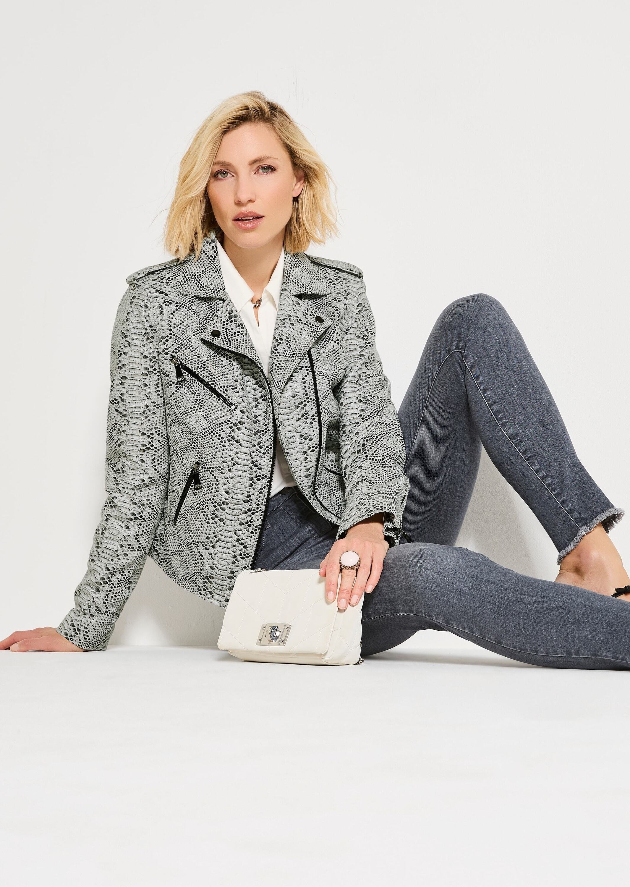 Jeansjacke MADELEINE "Lederjacke Kurzjacke mit Animal-Muster", Damen, Gr. 34, weiß (steingrau, wollweiß, multicolor), Obermaterial: 100% Ziegenveloursleder GOVL., Modern, Jacken Jeansjacke, Schlangenprint 3