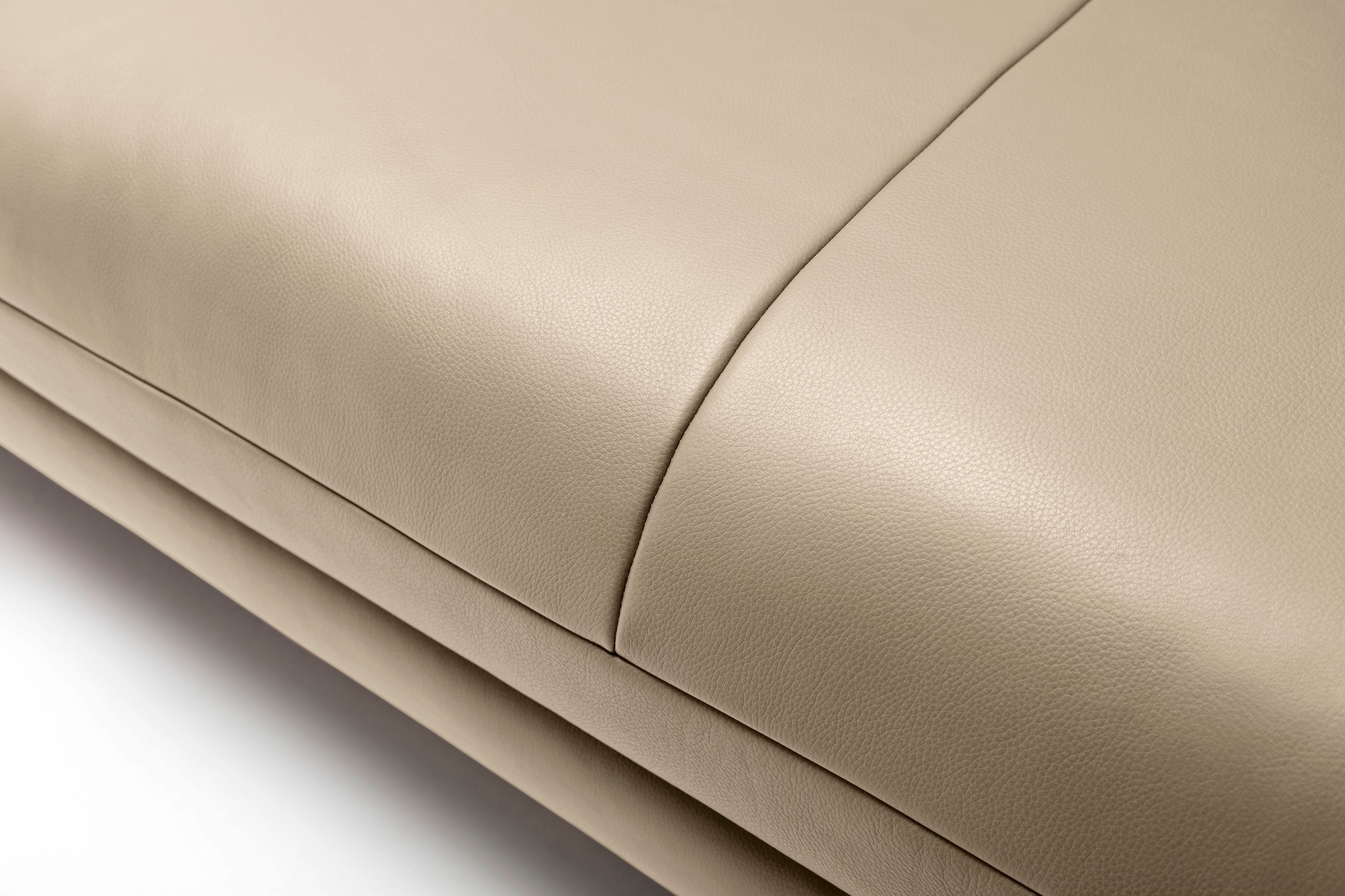 Creation BY ROLF BENZ 3,5-Sitzer »CR.414, Designsofa, edles Sofa, Loungesofa, Ledersofa, klares Design«, aus Leder oder Chenille, erstklassiger Sitzkomfort, legere Polsterung