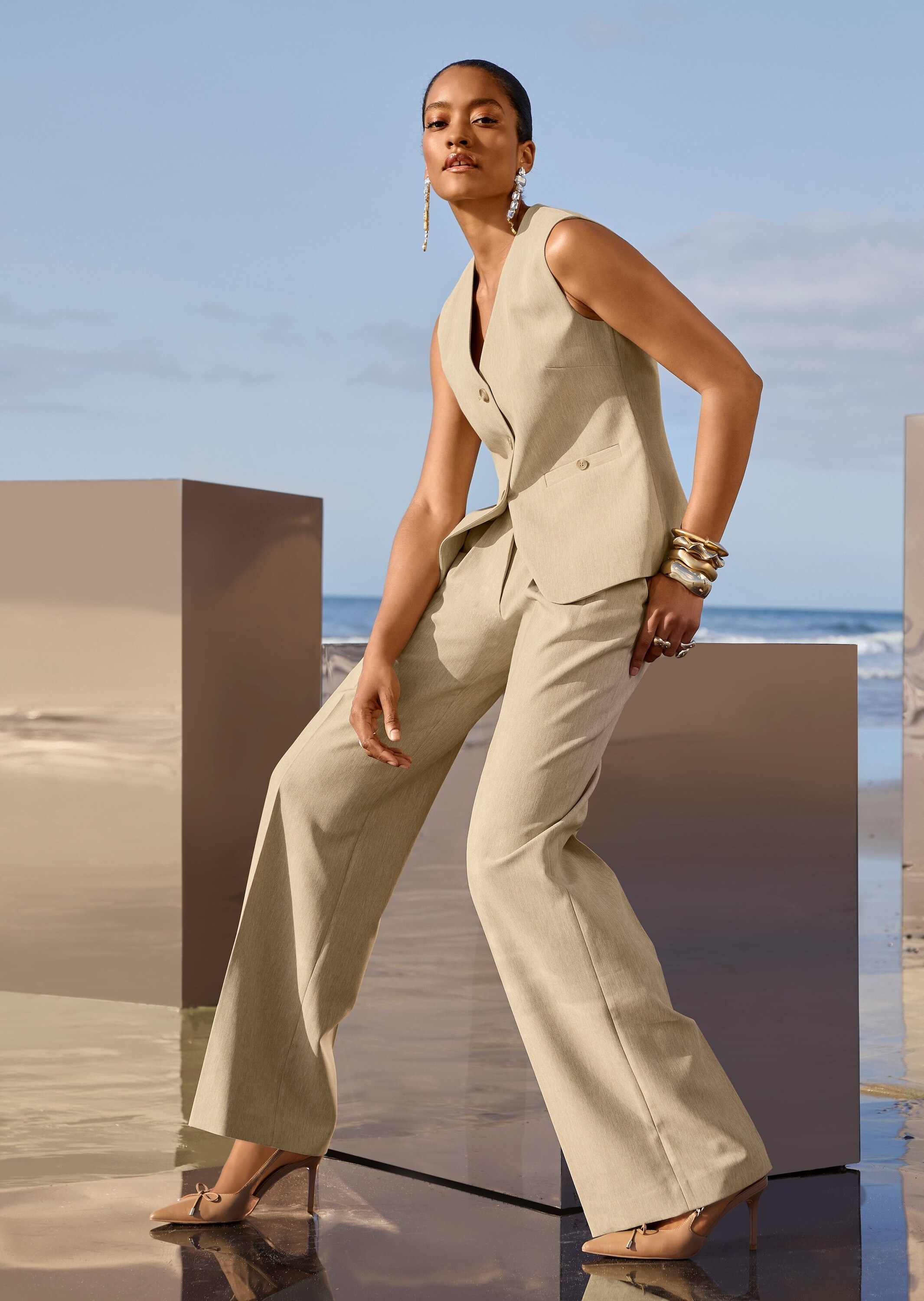 Kurzweste MADELEINE "Weste Leicht gefütterte Damenweste mit V-Ausschnitt", Damen, Gr. 36, beige (beige, melange), Obermaterial: 82% Polyester PES. 10% Viskose CV. 8% Elasthan EL., Modern, schmal, Westen, Markante Knopfleiste 3