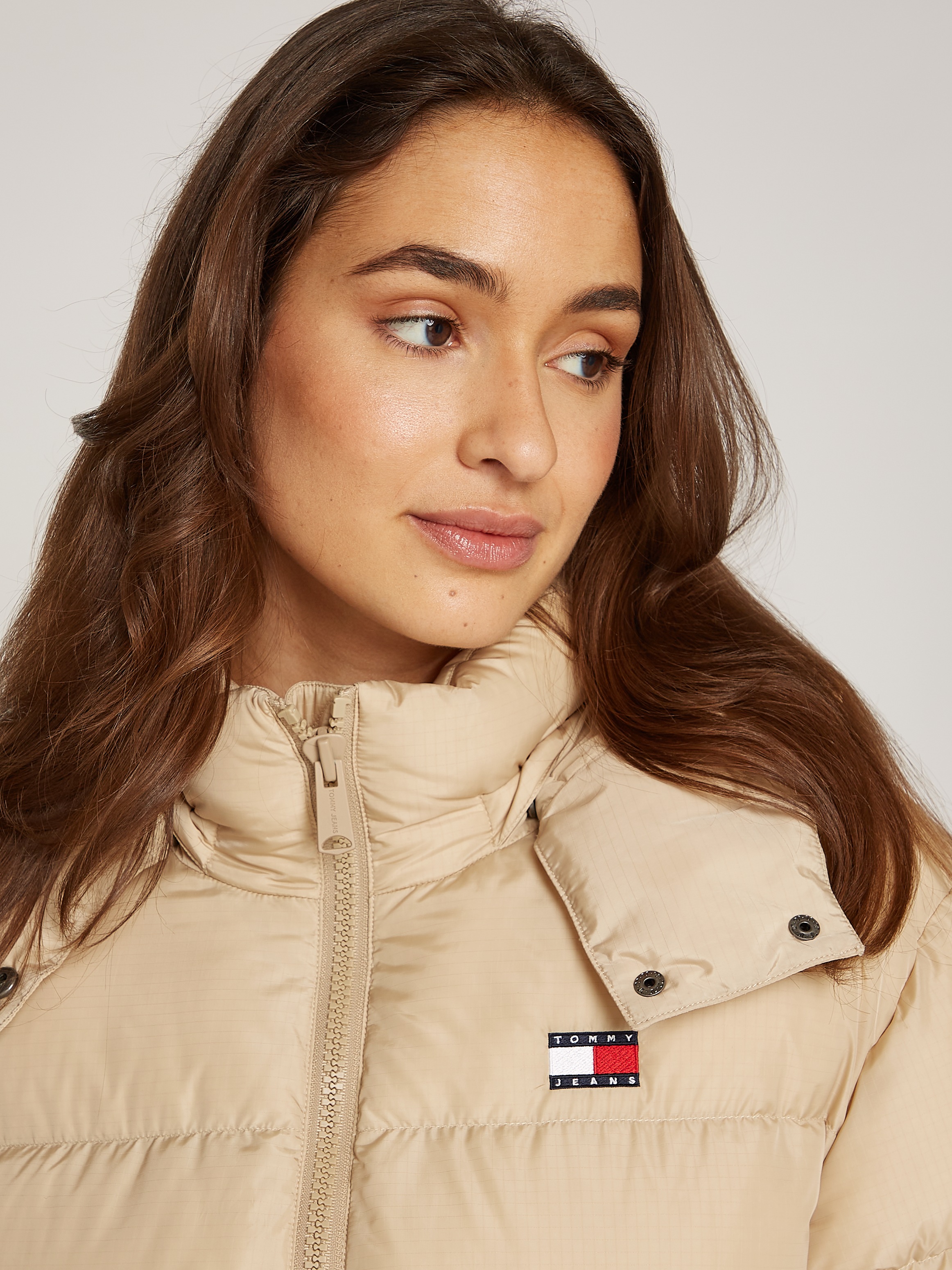 Tommy Jeans Steppjacke "TJW ALASKA PUFFER EXT", mit Kapuze, mit Logosticker günstig online kaufen