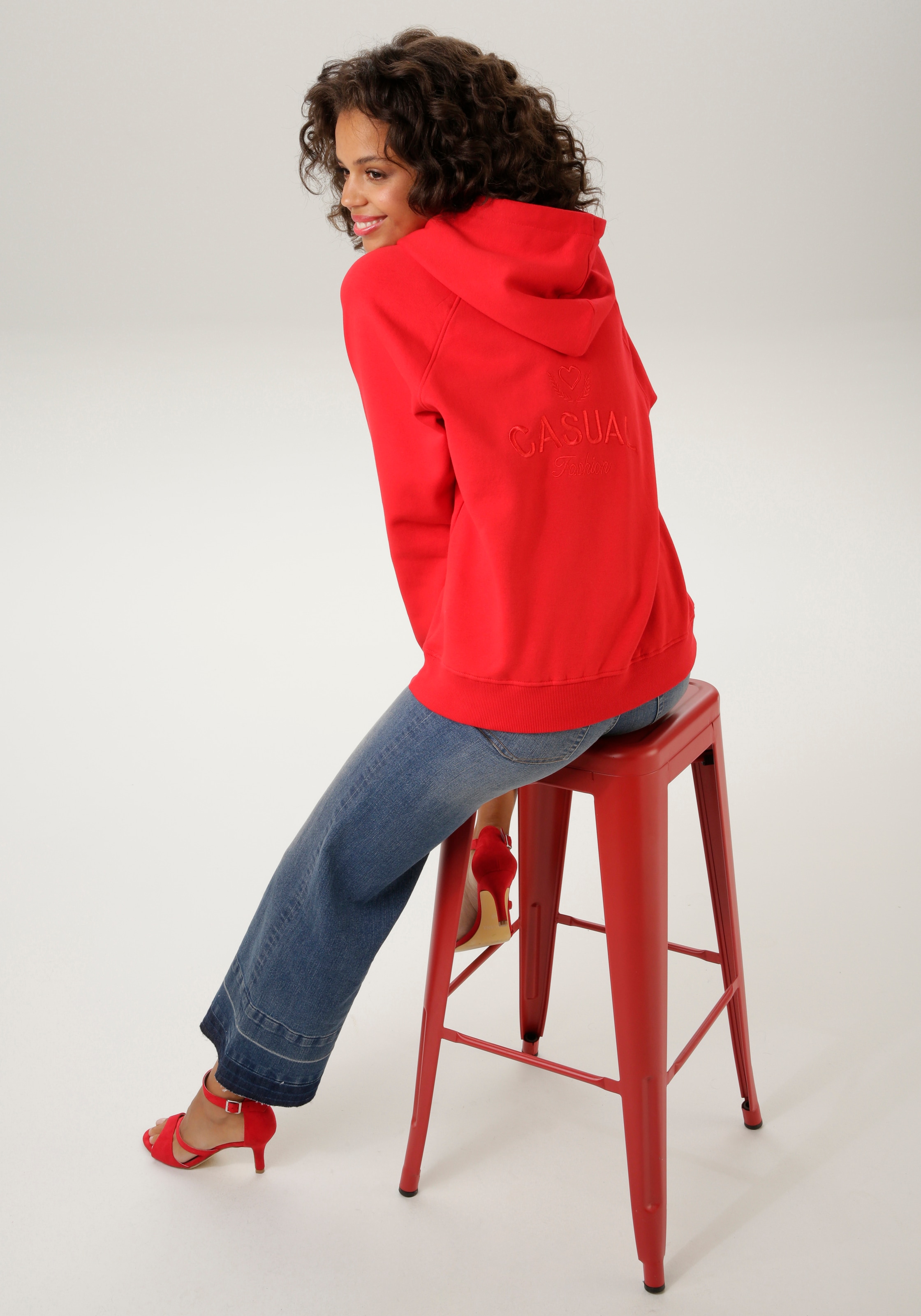 Aniston CASUAL Sweatshirt, mit dekorativ besticktem Rücken